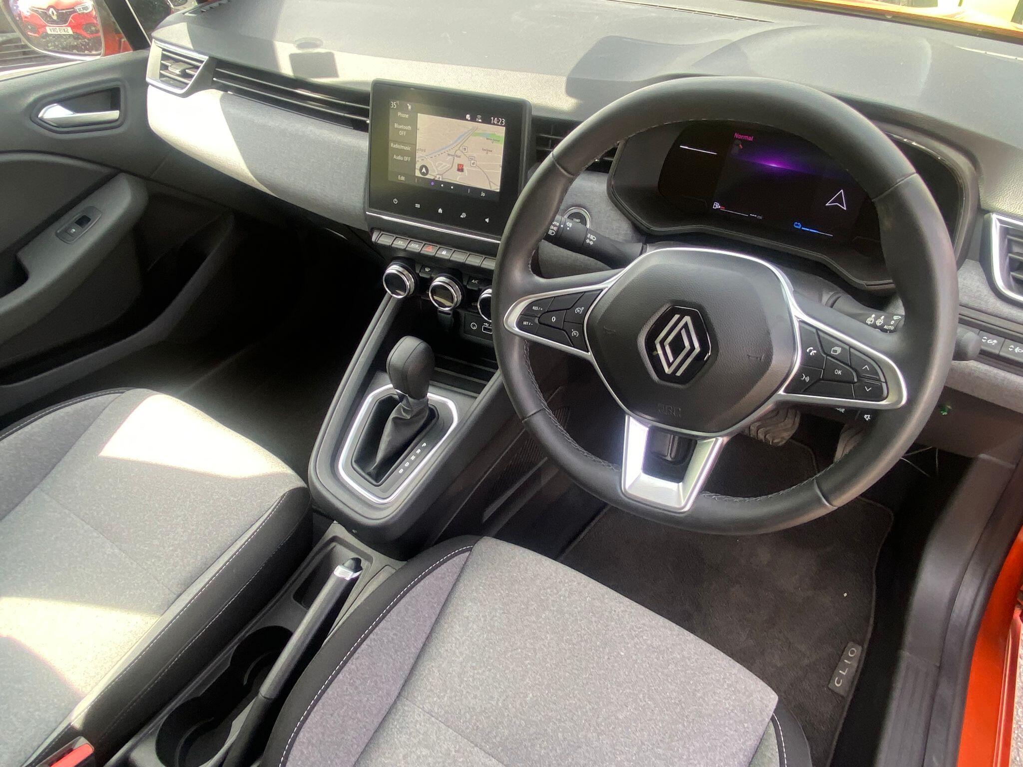 Main listing image - Renault Clio