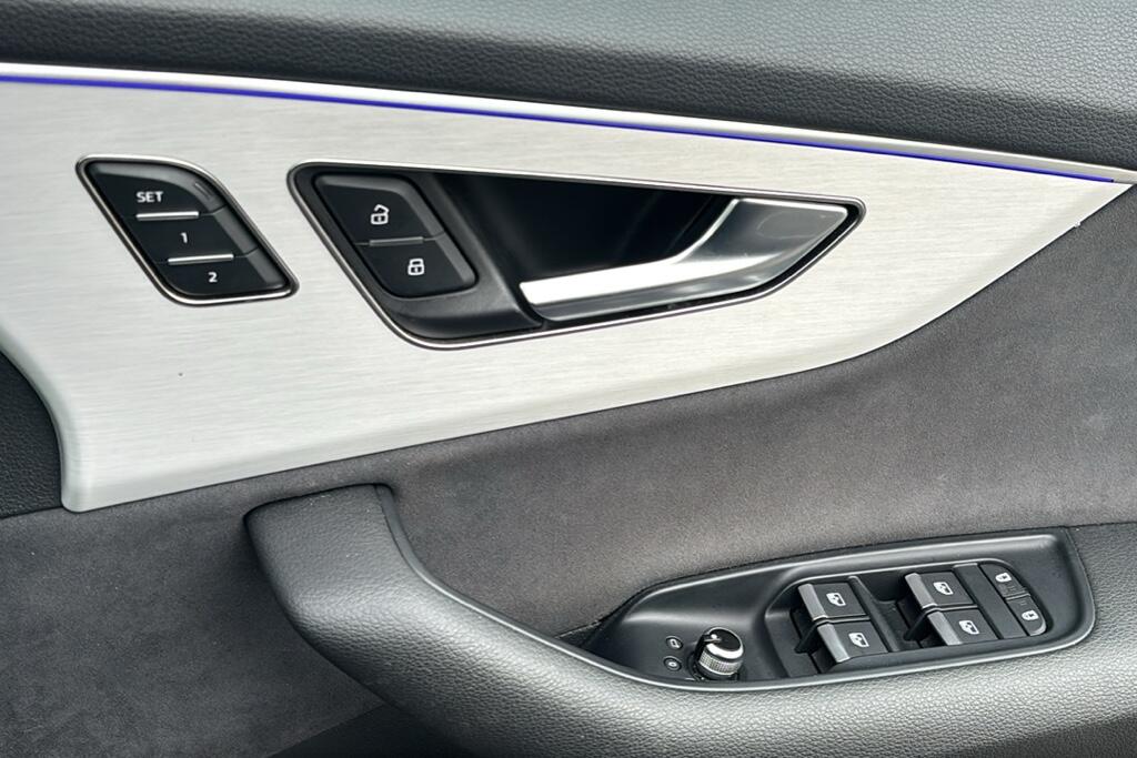 Main listing image - Audi Q7