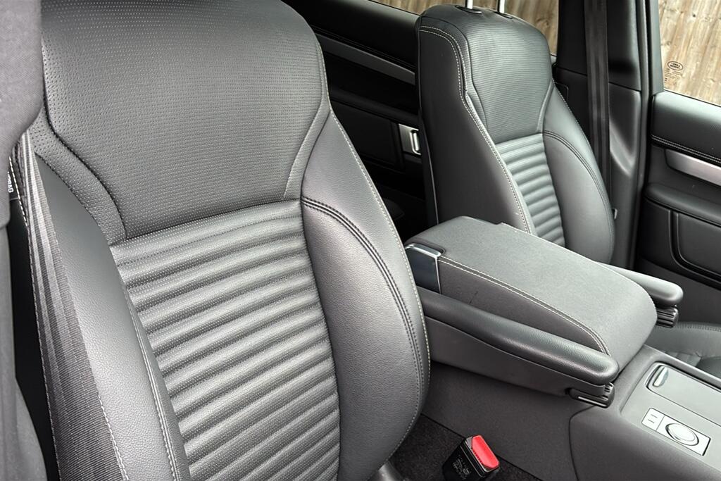 Main listing image - Land Rover Discovery