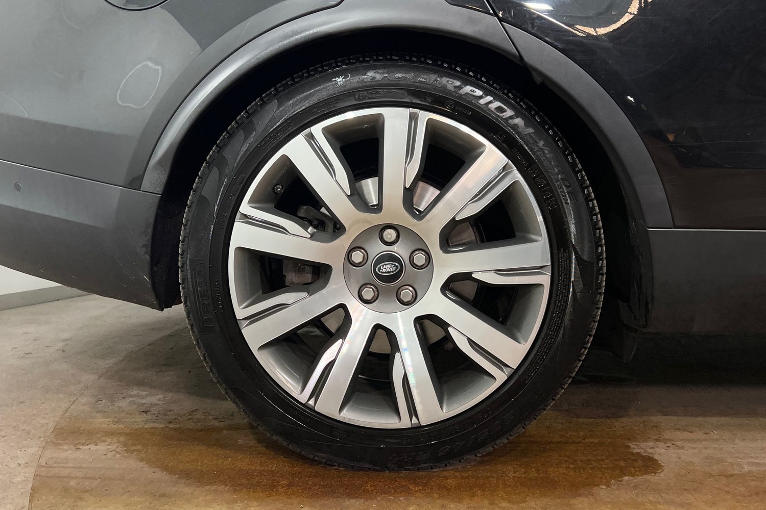 Main listing image - Land Rover Discovery