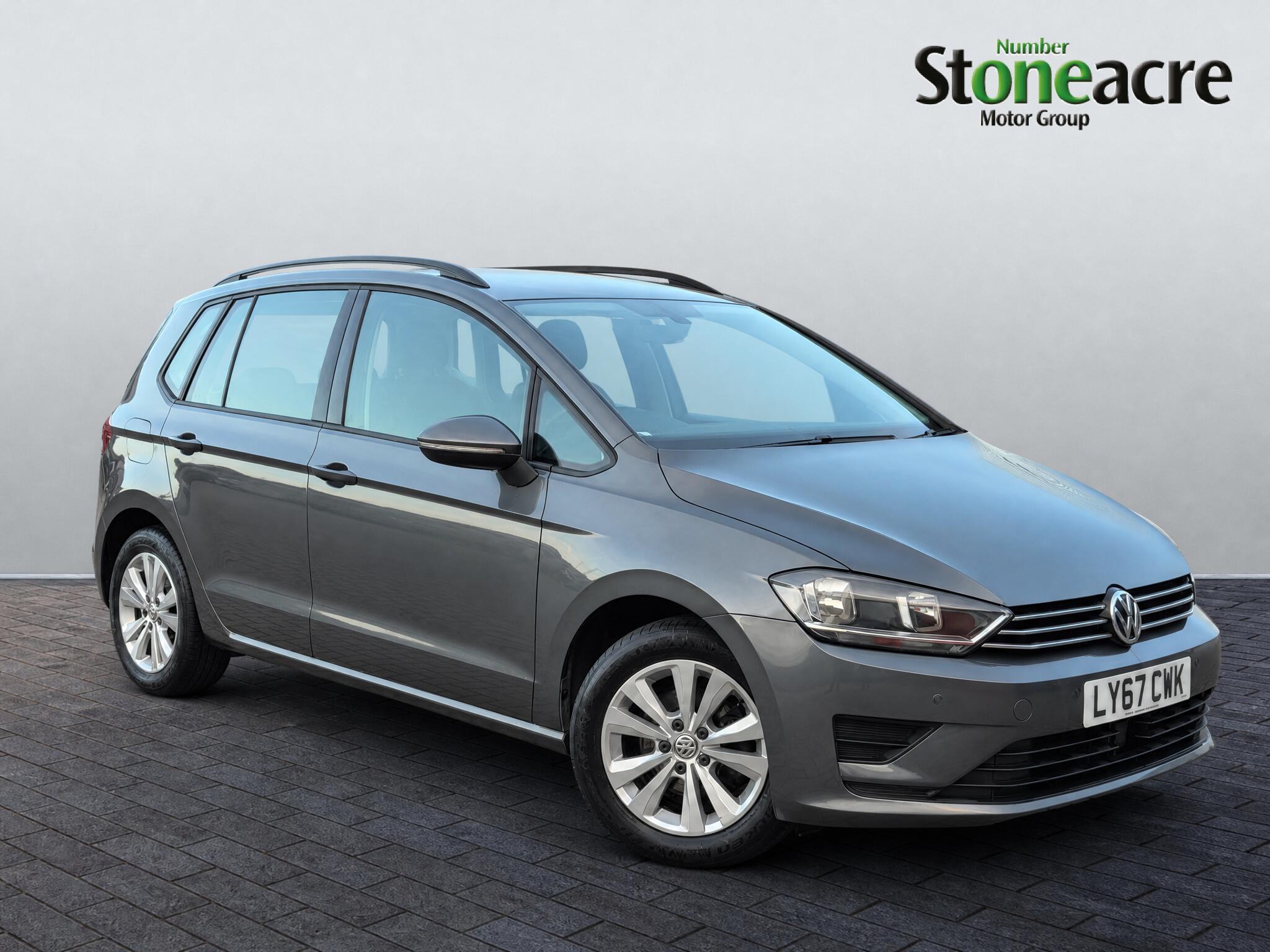Main listing image - Volkswagen Golf SV