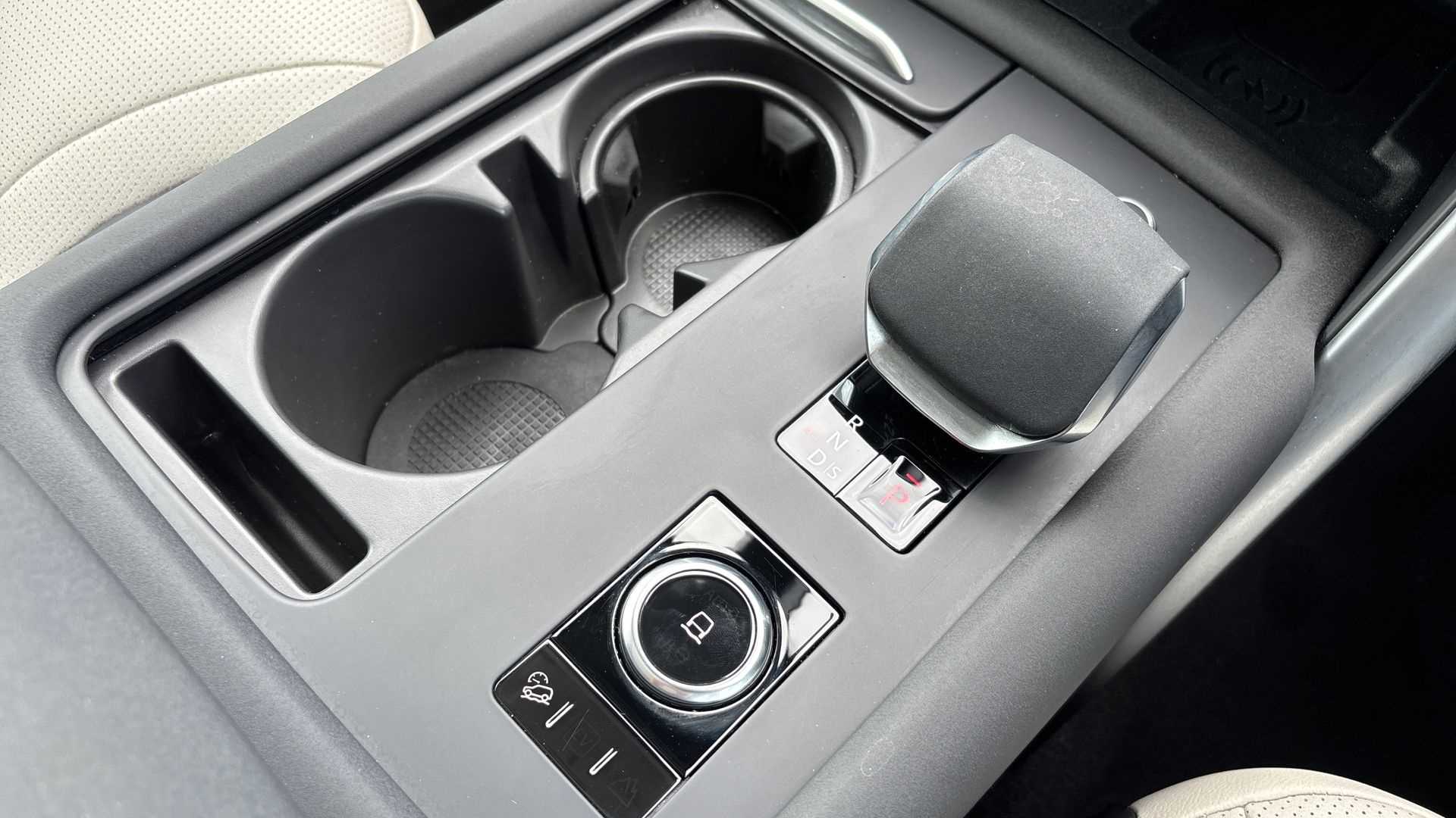 Main listing image - Land Rover Discovery