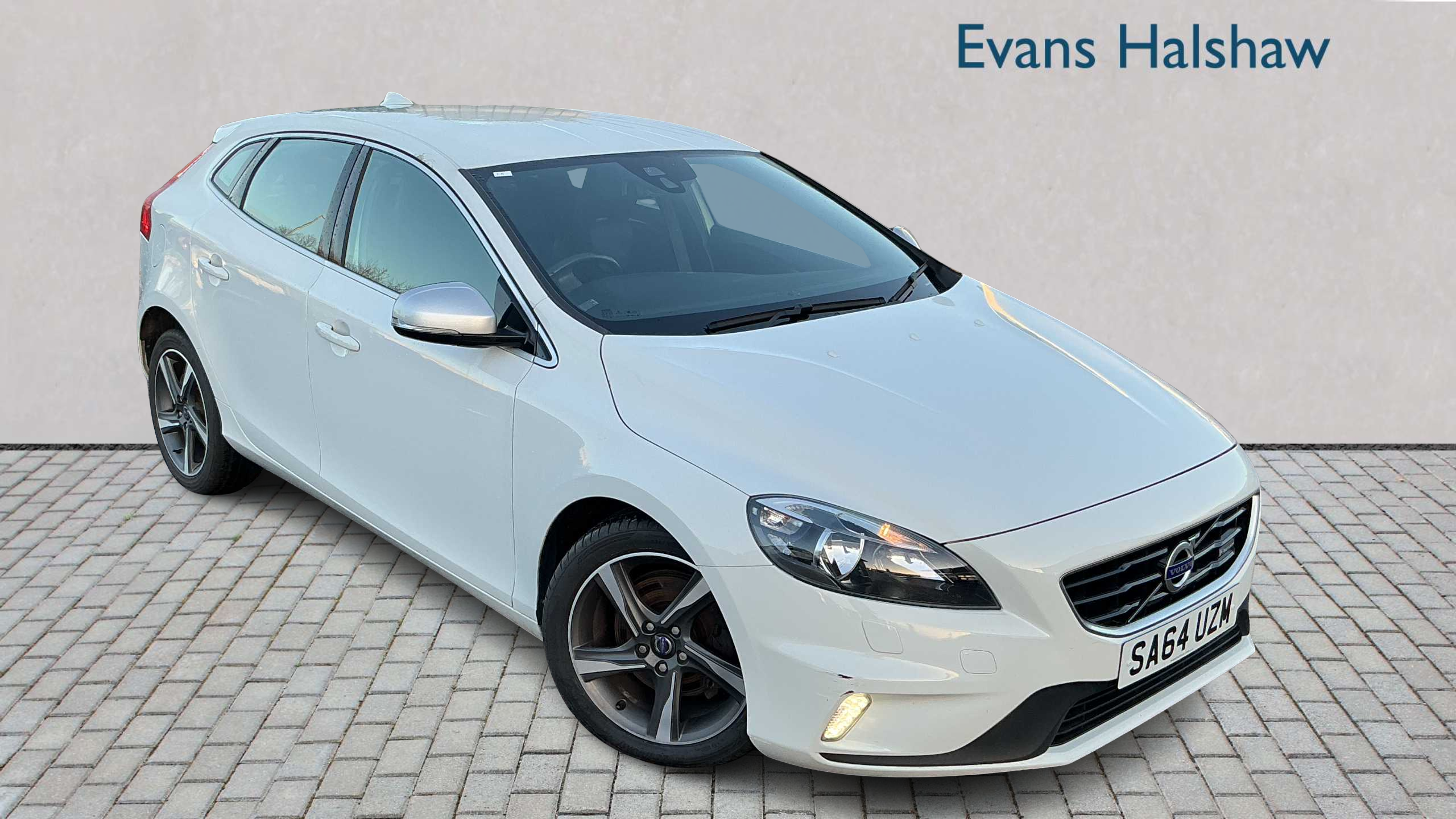 Main listing image - Volvo V40