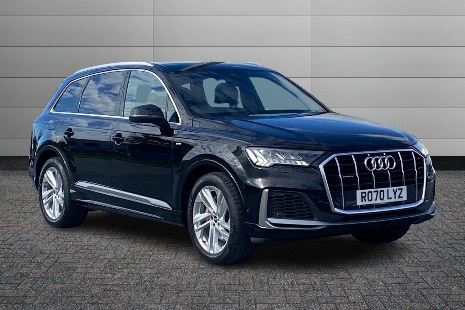 Main listing image - Audi Q7