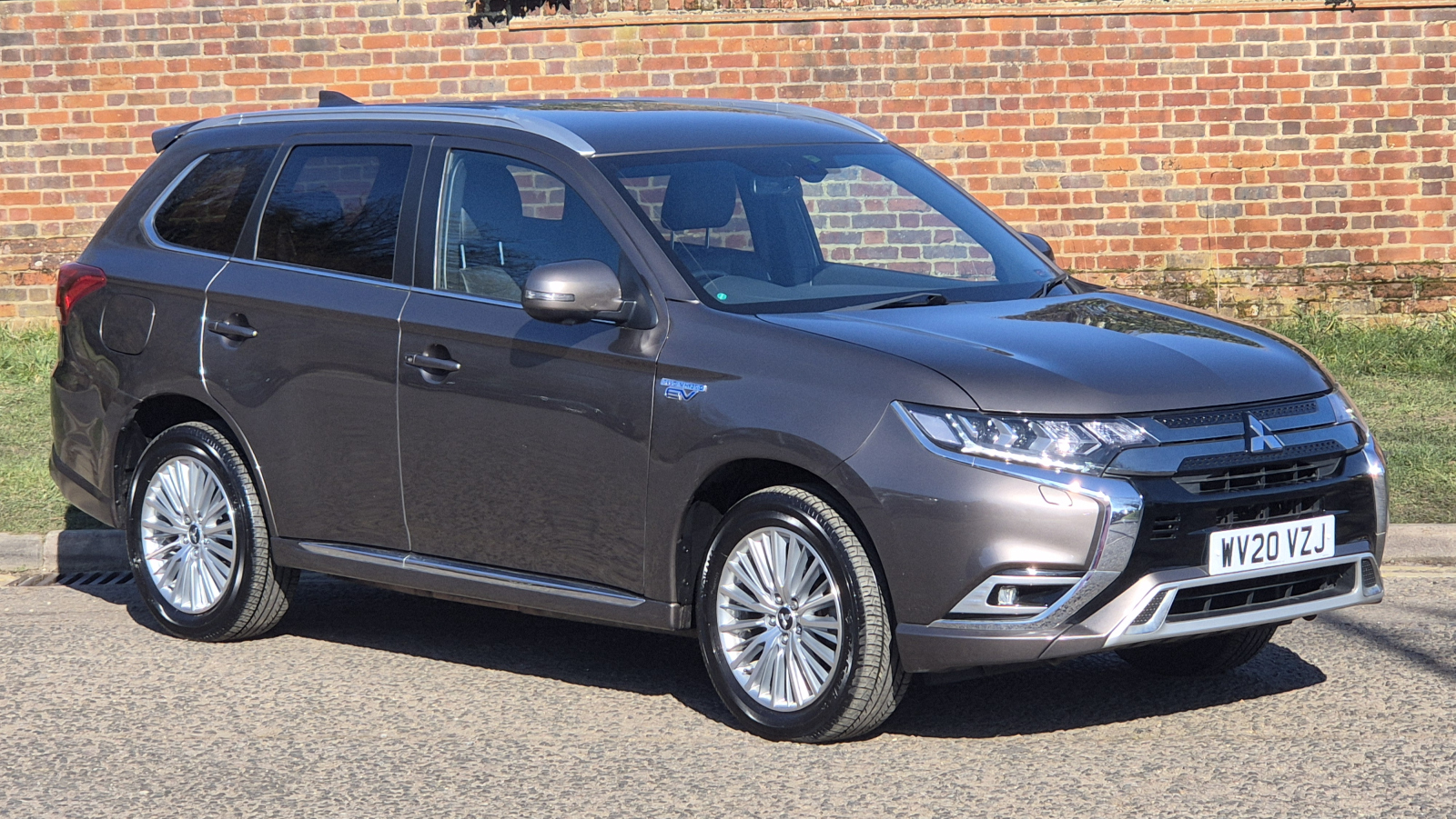 Main listing image - Mitsubishi Outlander