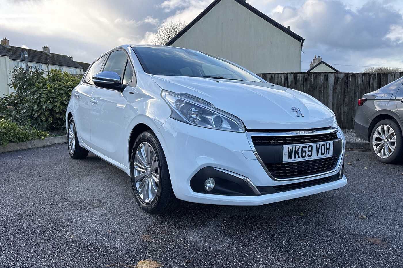 Main listing image - Peugeot 208