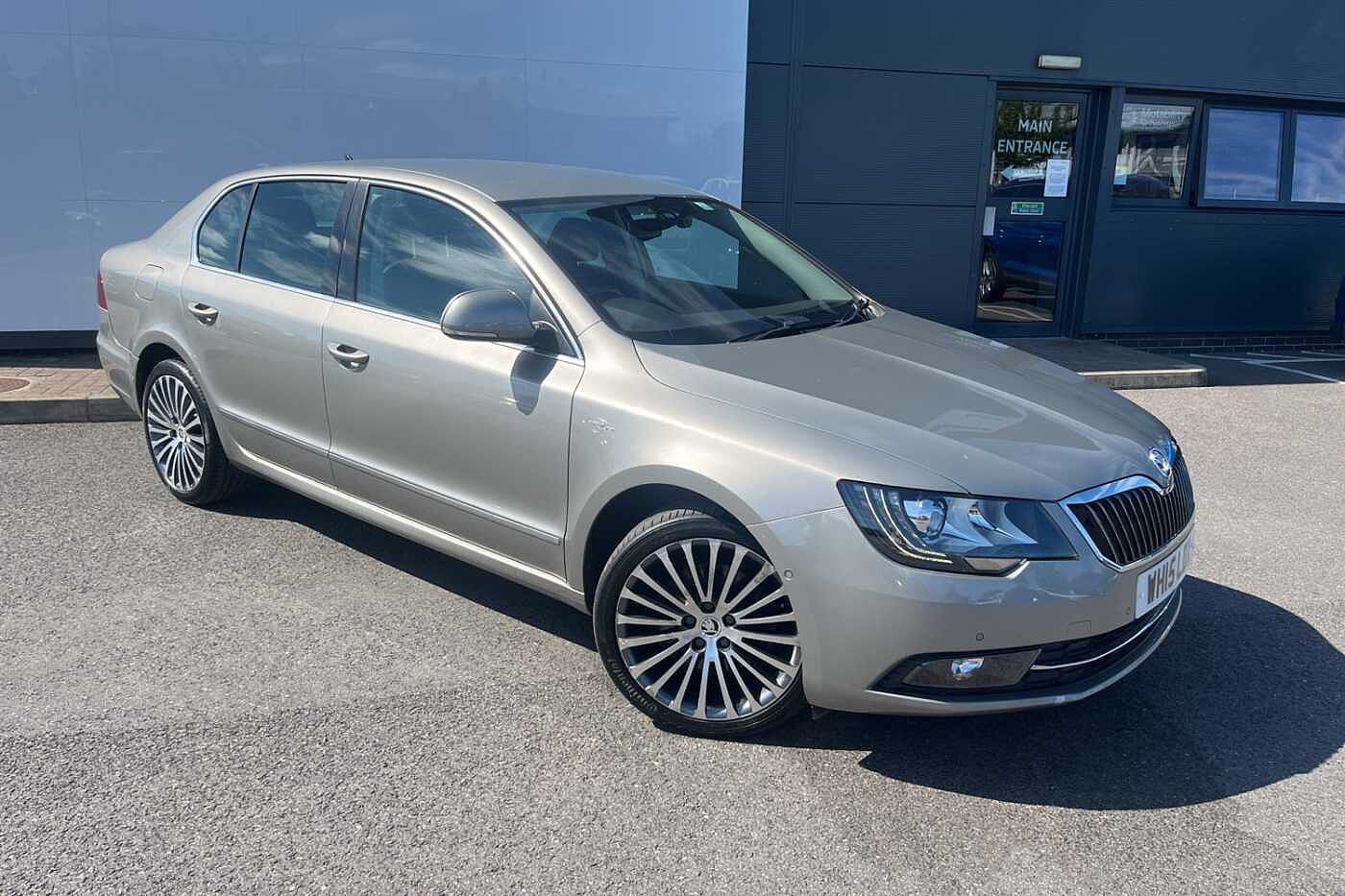 Main listing image - Skoda Superb