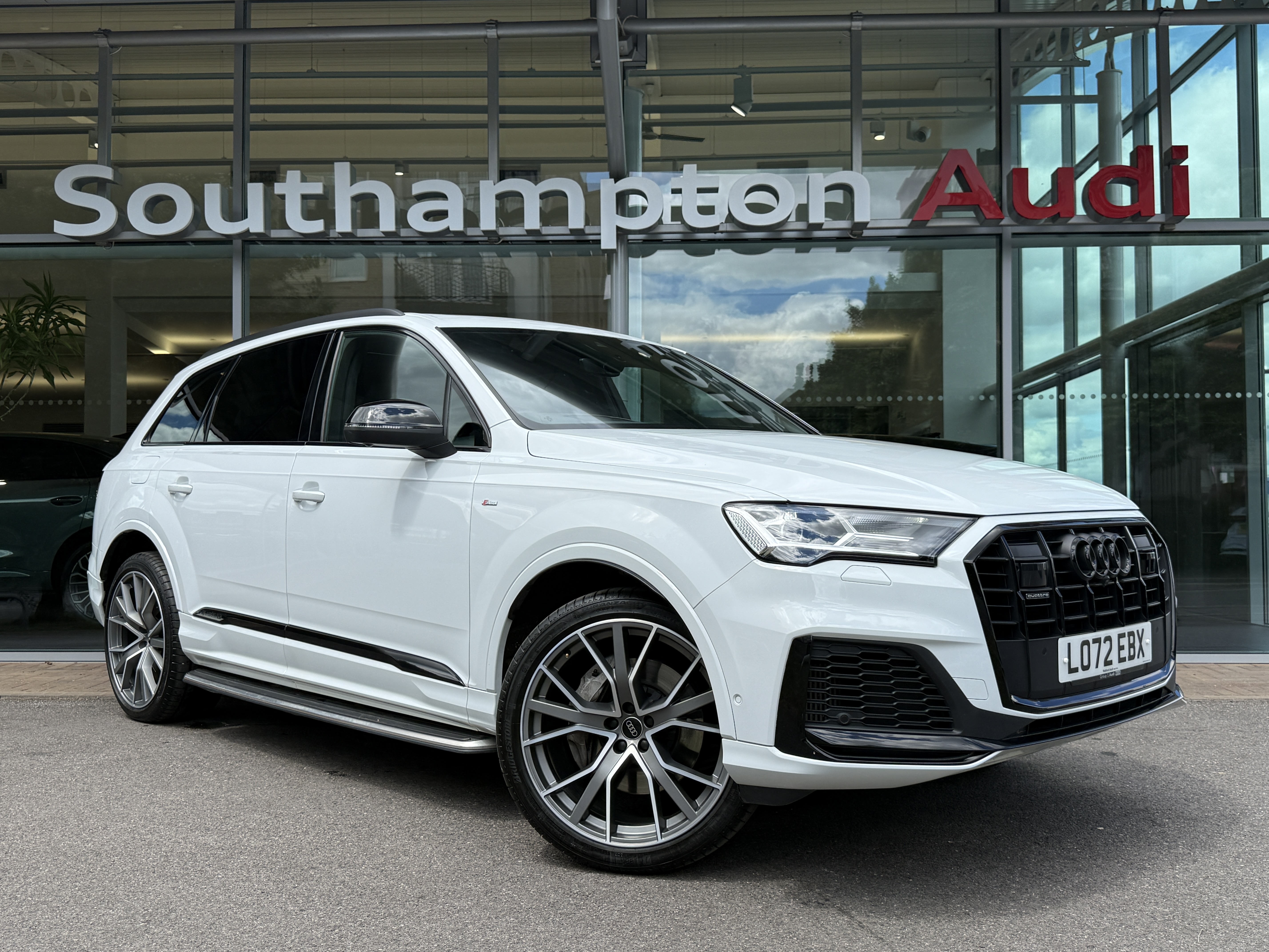 Main listing image - Audi Q7