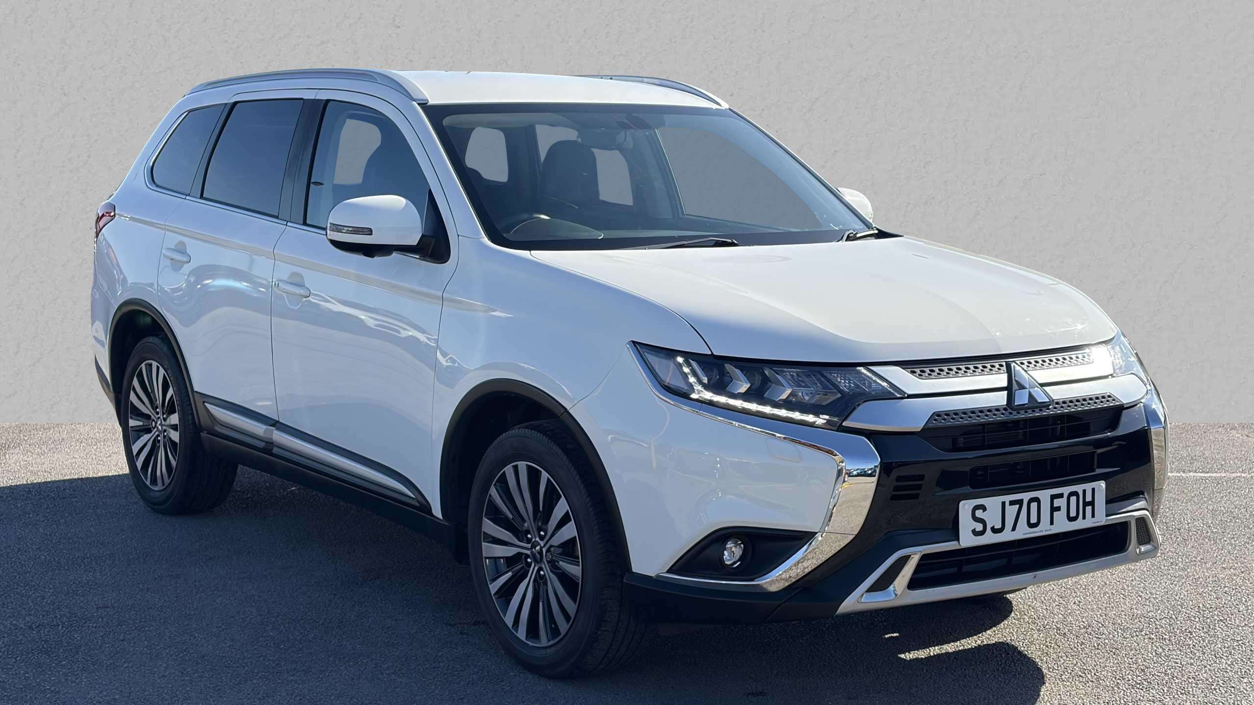 Main listing image - Mitsubishi Outlander