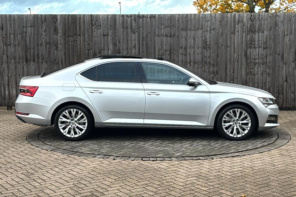 Main listing image - Skoda Superb