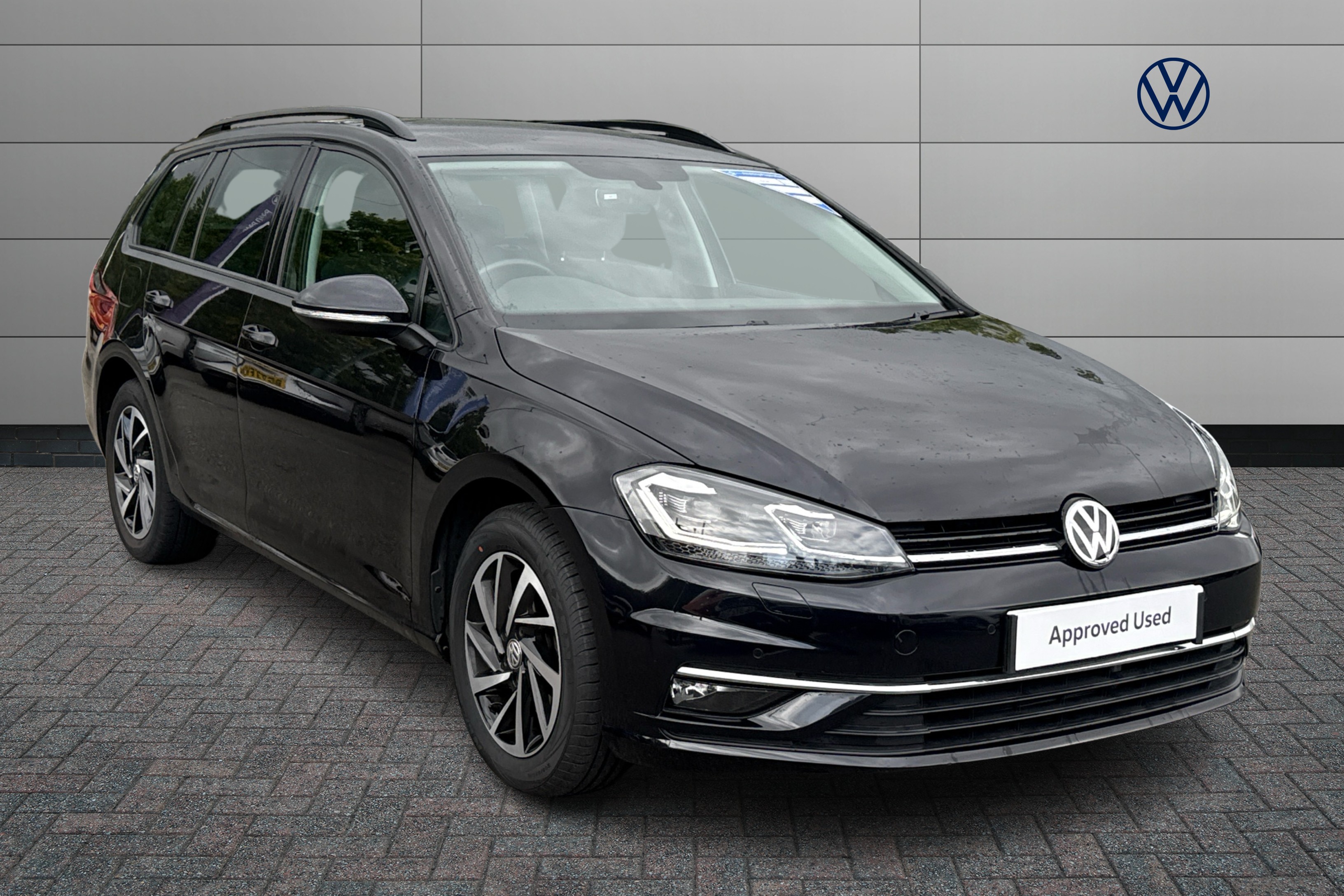Main listing image - Volkswagen Golf Estate