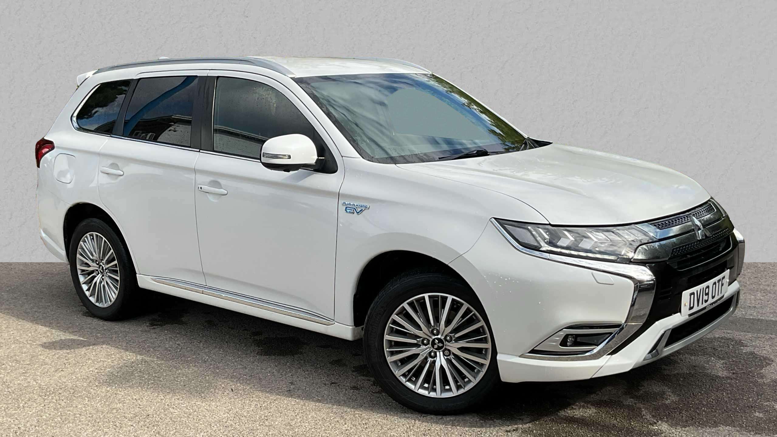 Main listing image - Mitsubishi Outlander