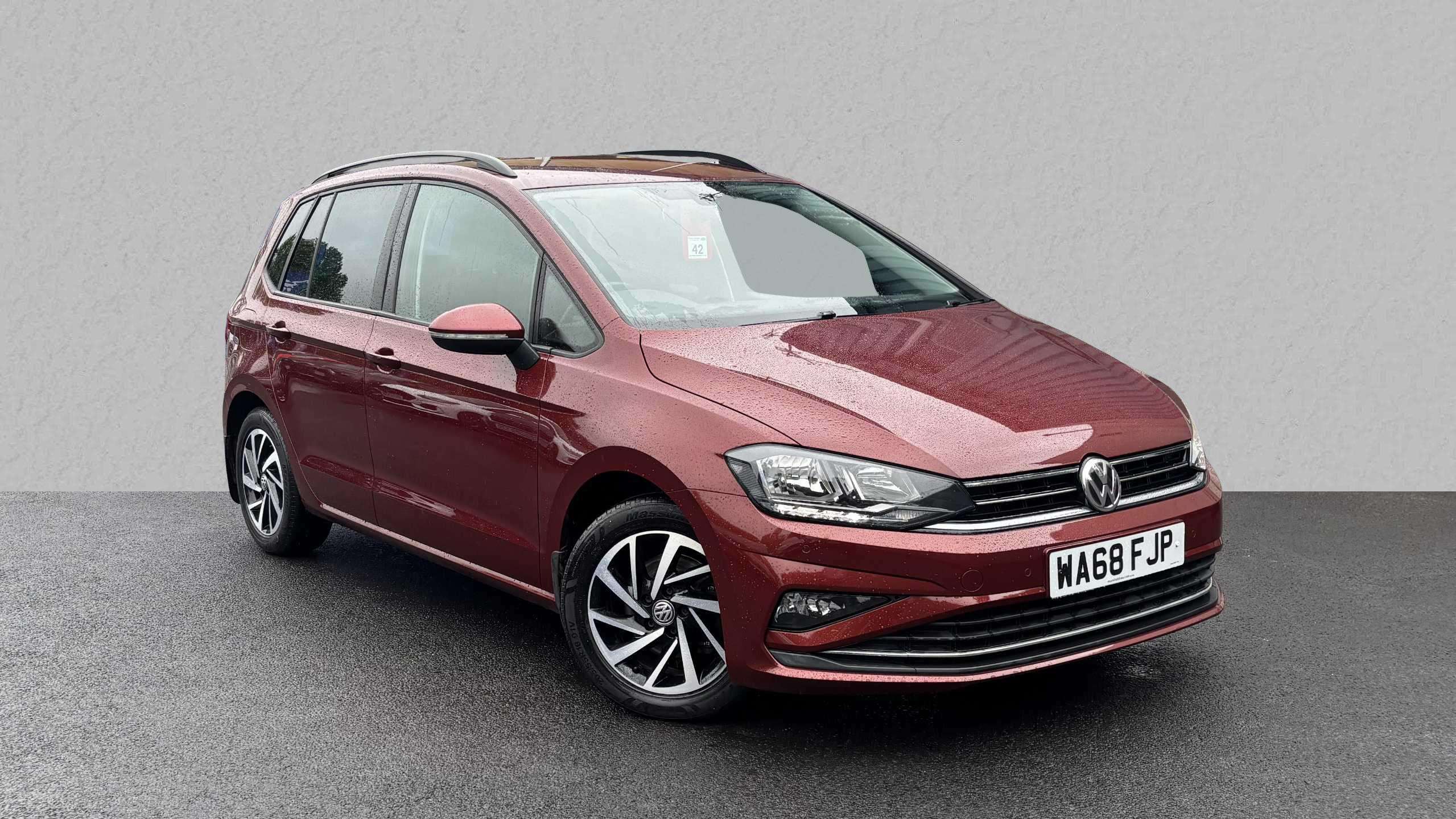 Main listing image - Volkswagen Golf SV