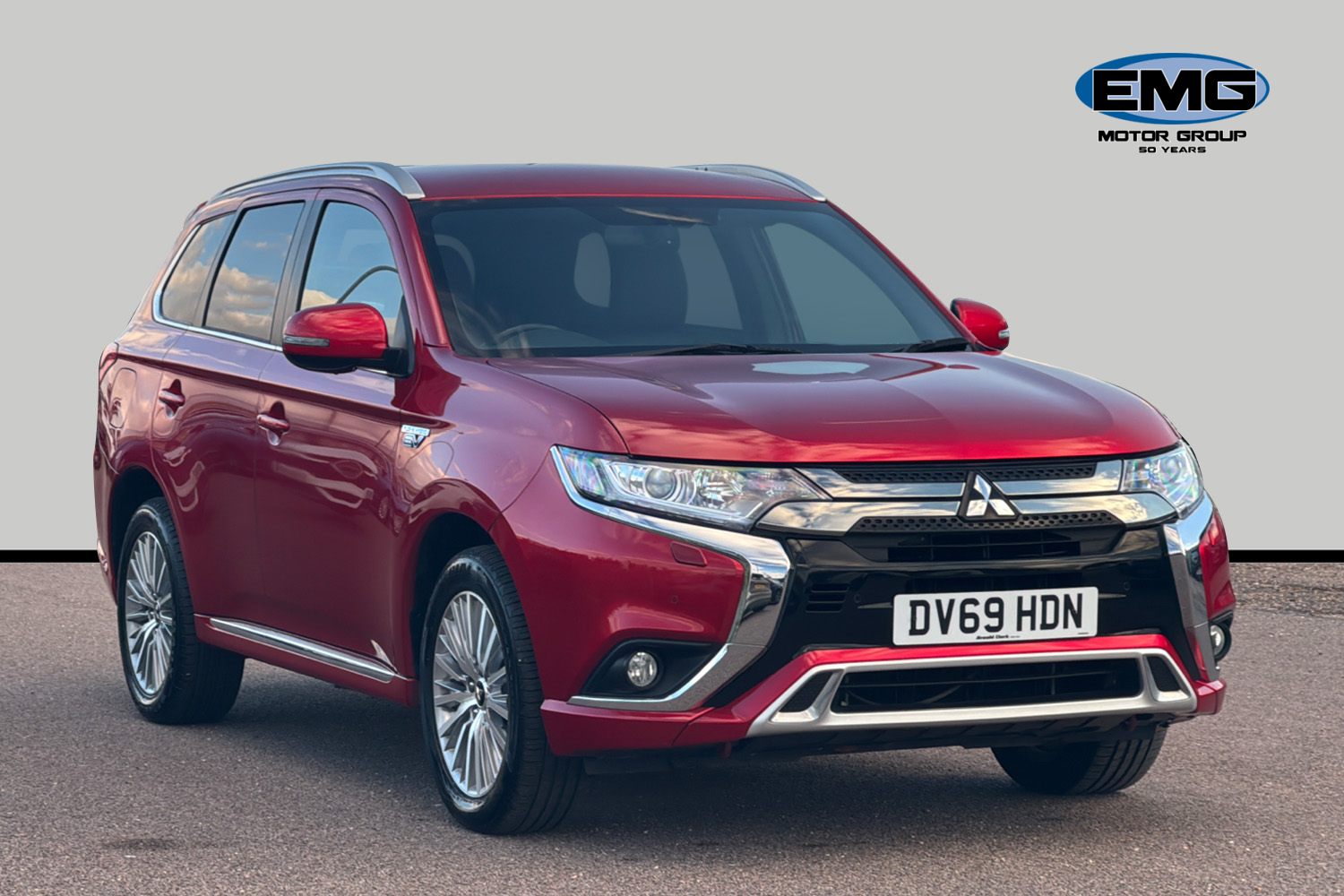 Main listing image - Mitsubishi Outlander