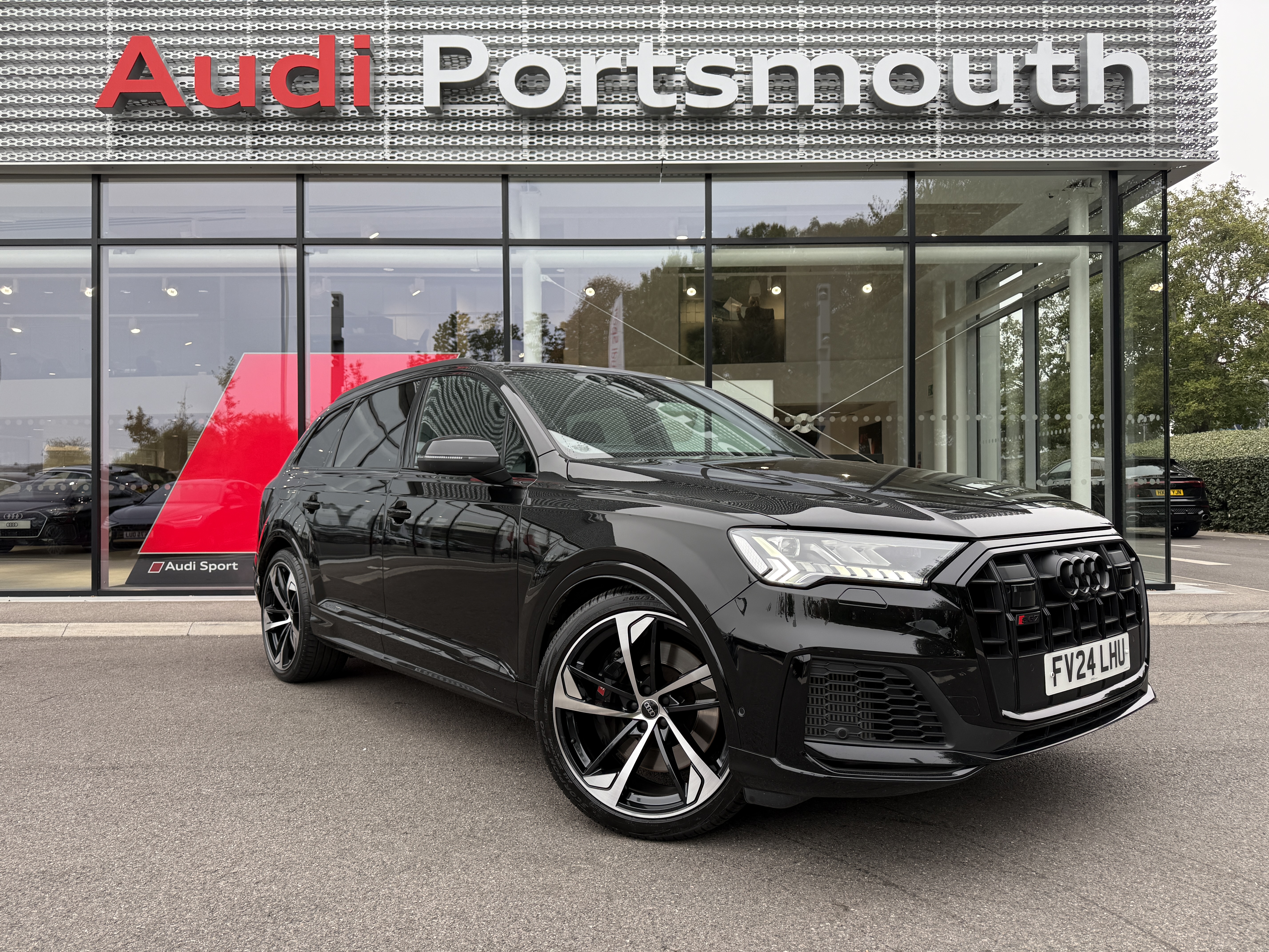 Main listing image - Audi Q7