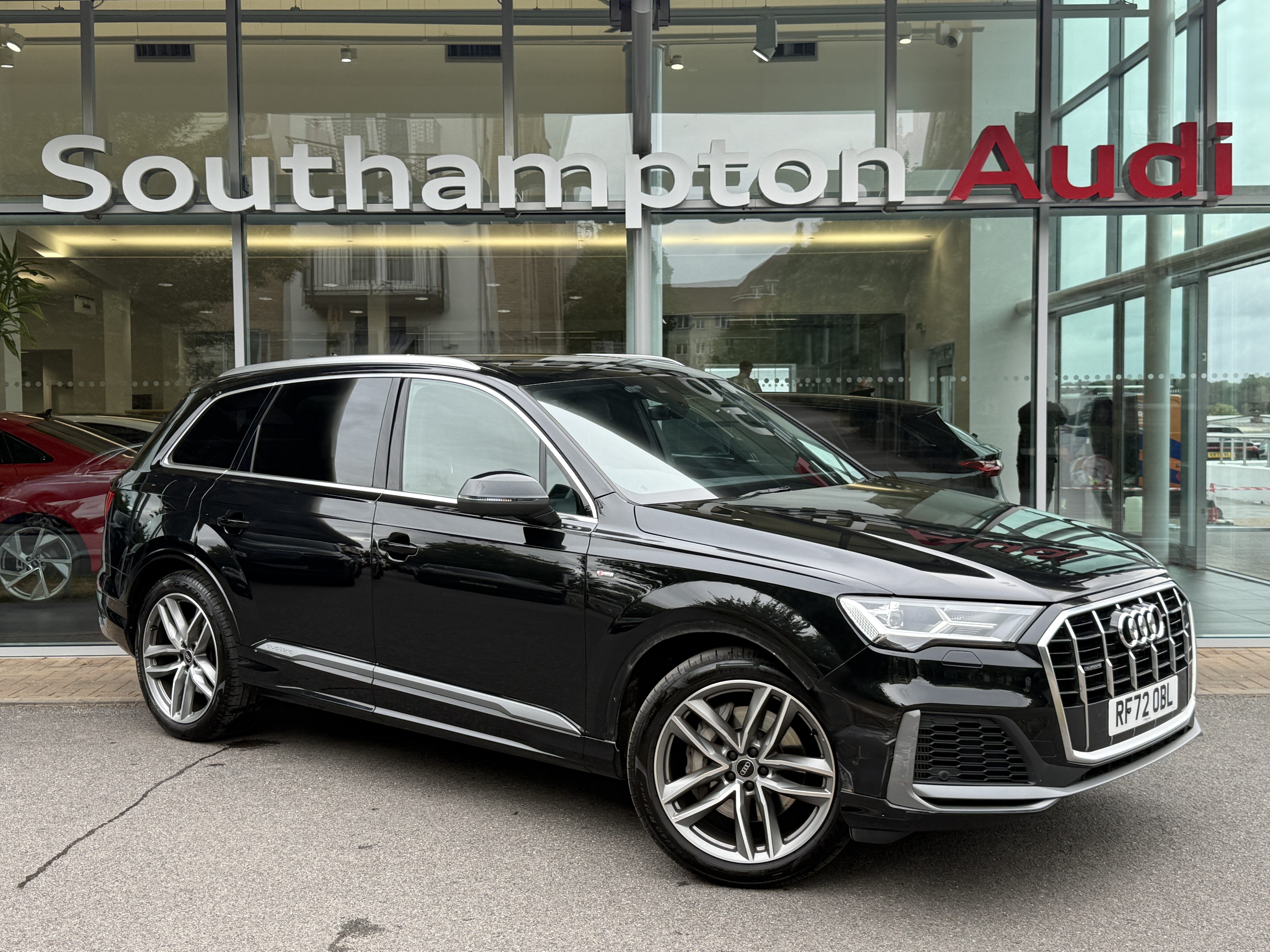 Main listing image - Audi Q7