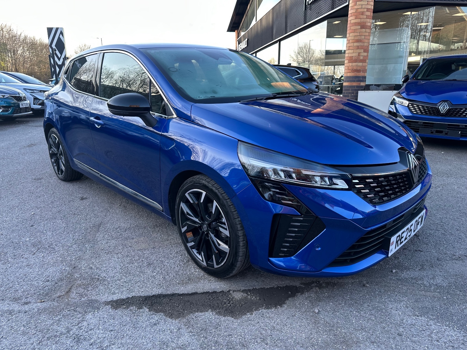 Main listing image - Renault Clio