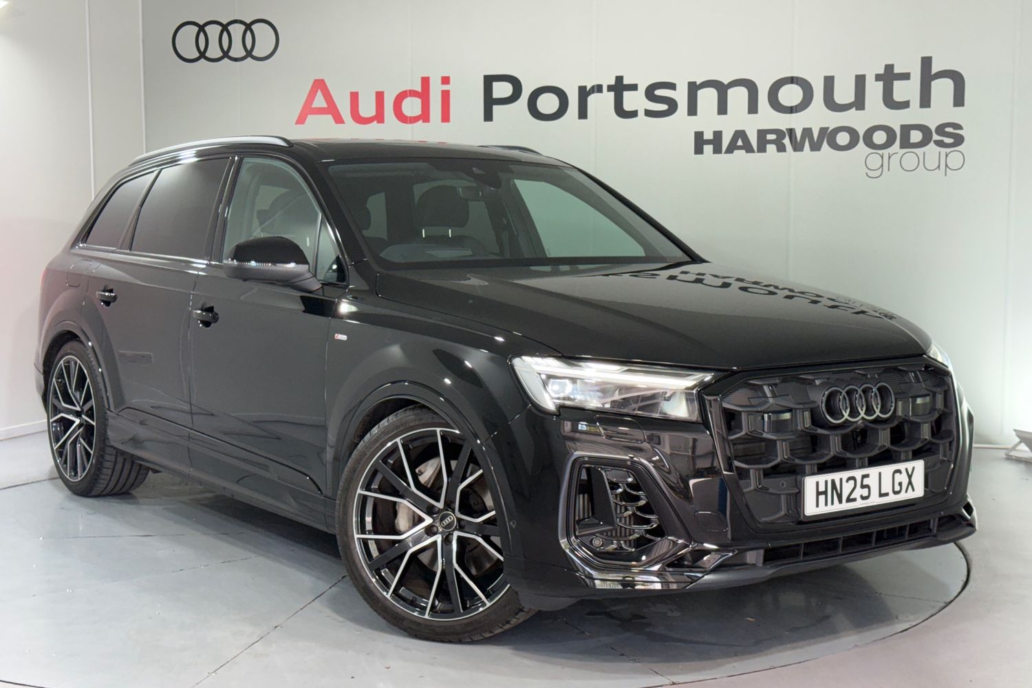Main listing image - Audi Q7