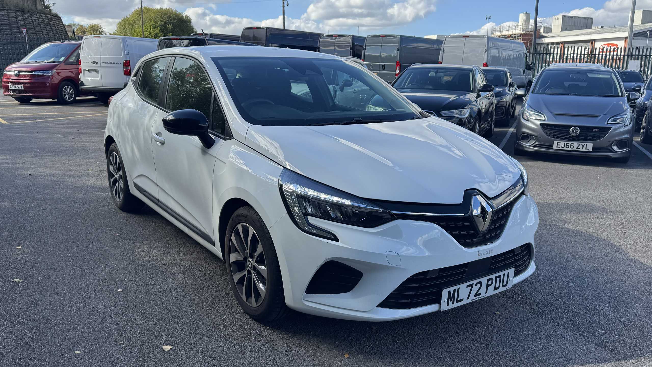 Main listing image - Renault Clio