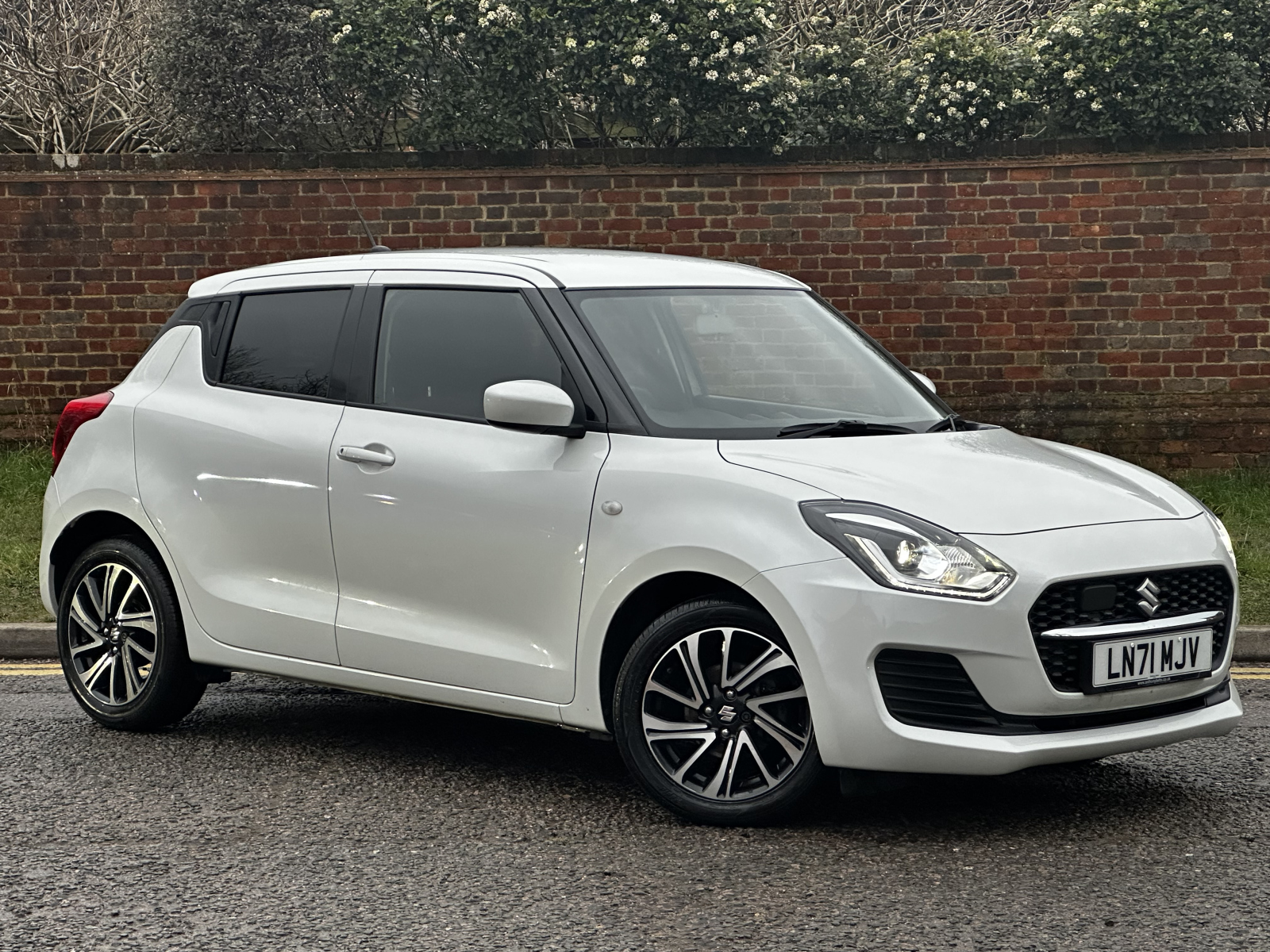 Main listing image - Suzuki Swift