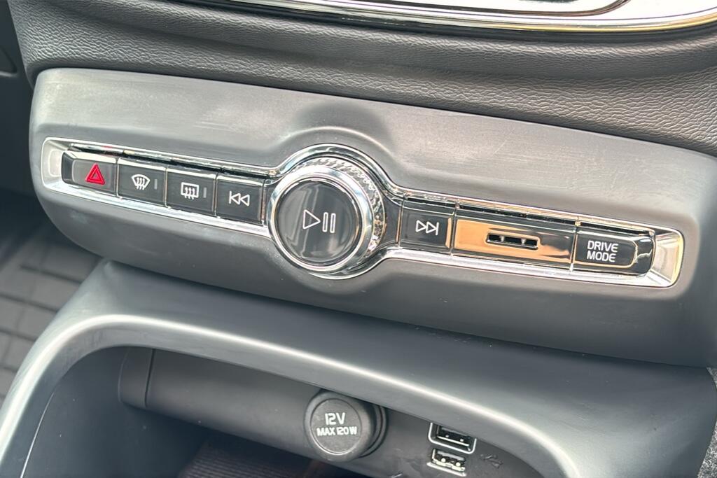 Main listing image - Volvo XC40