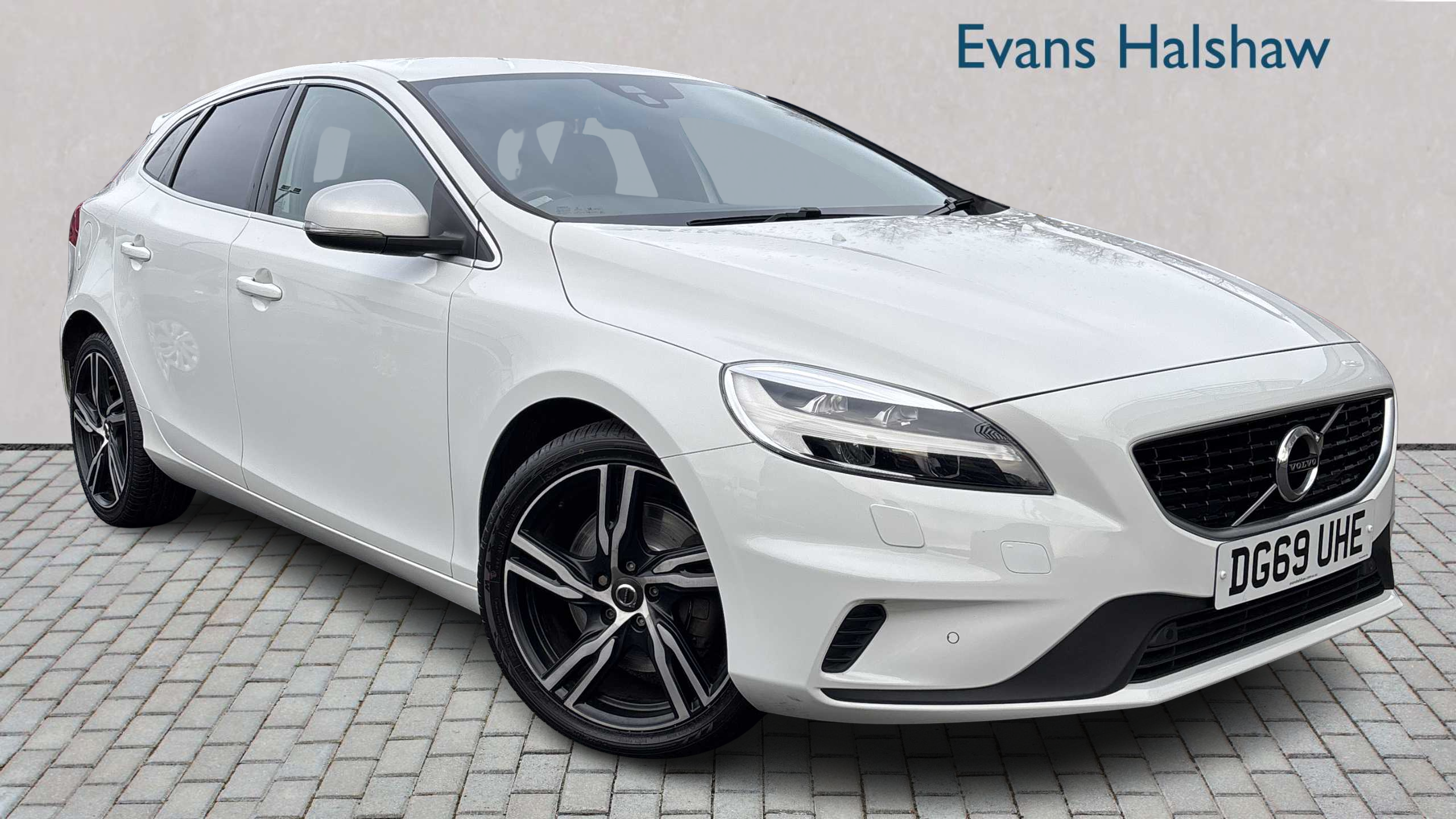 Main listing image - Volvo V40