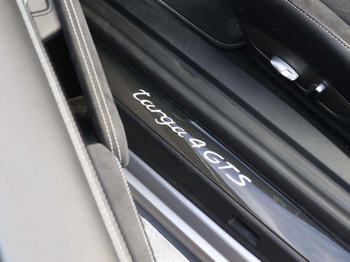 Main listing image - Porsche 911