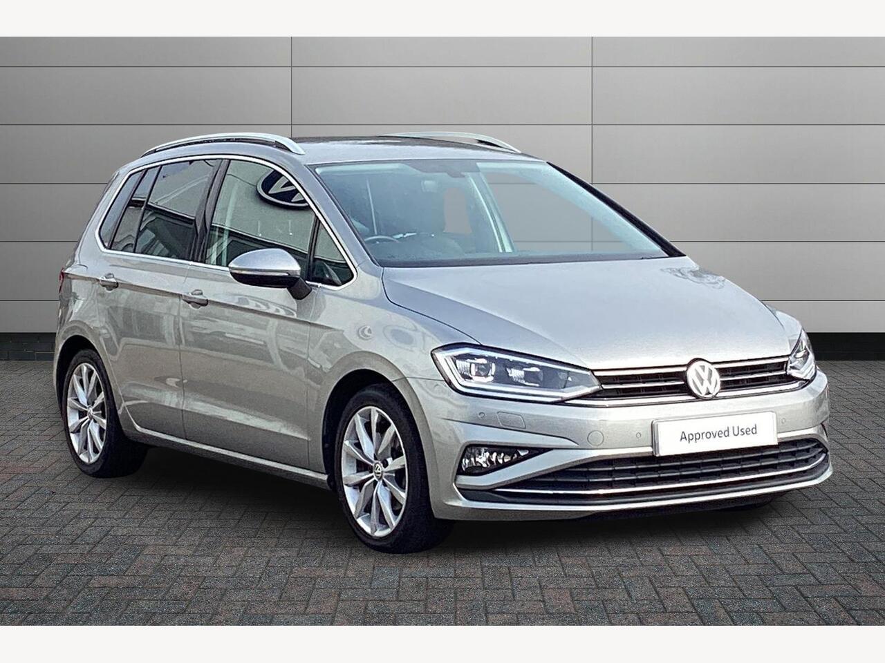 Main listing image - Volkswagen Golf SV