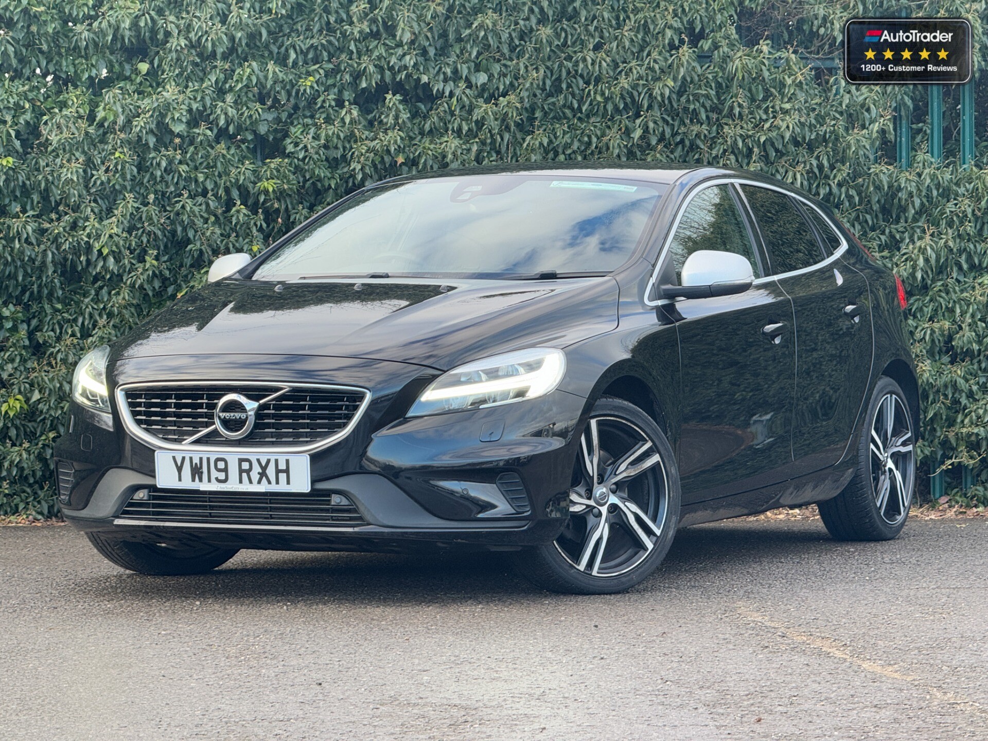 Main listing image - Volvo V40