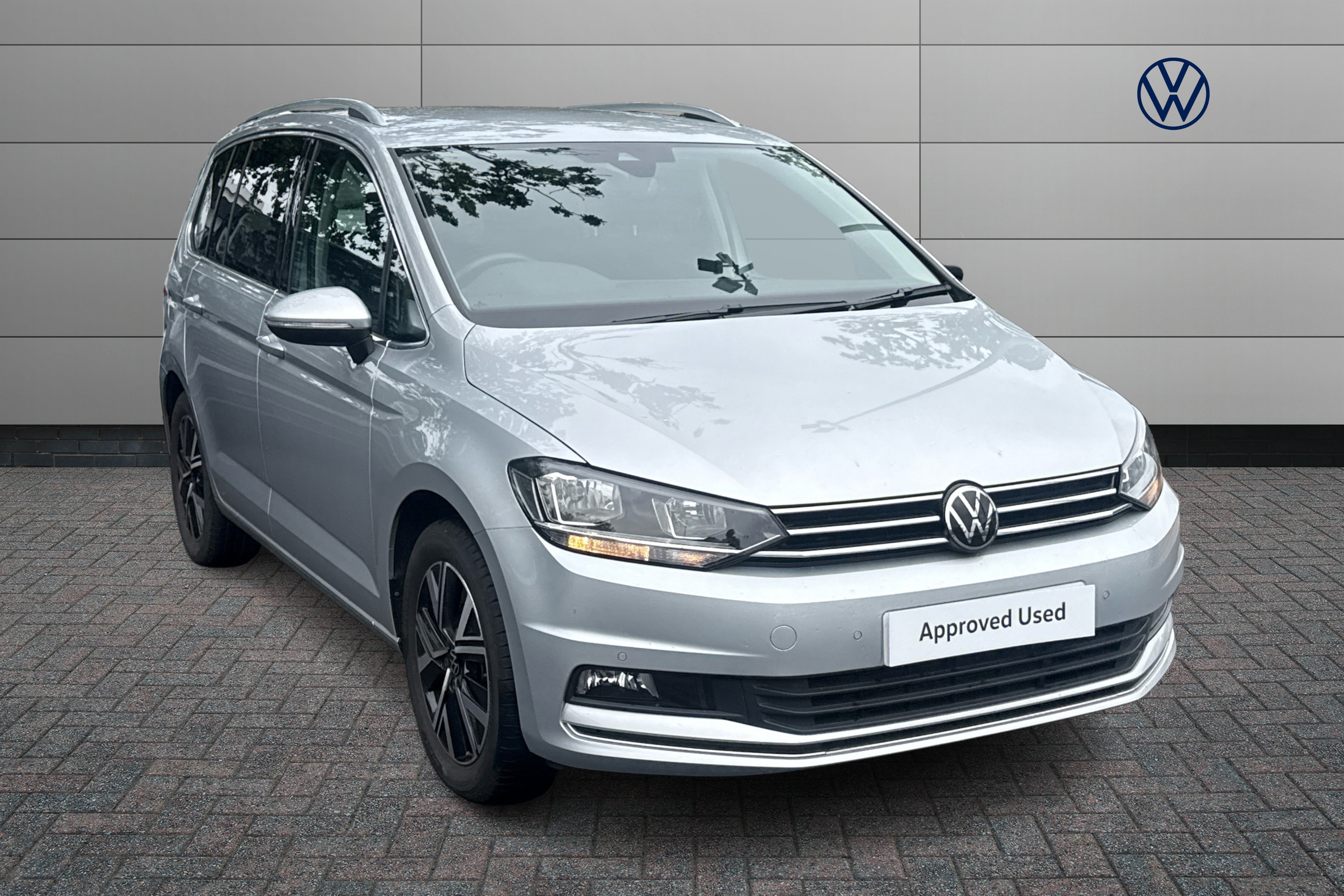 Main listing image - Volkswagen Touran