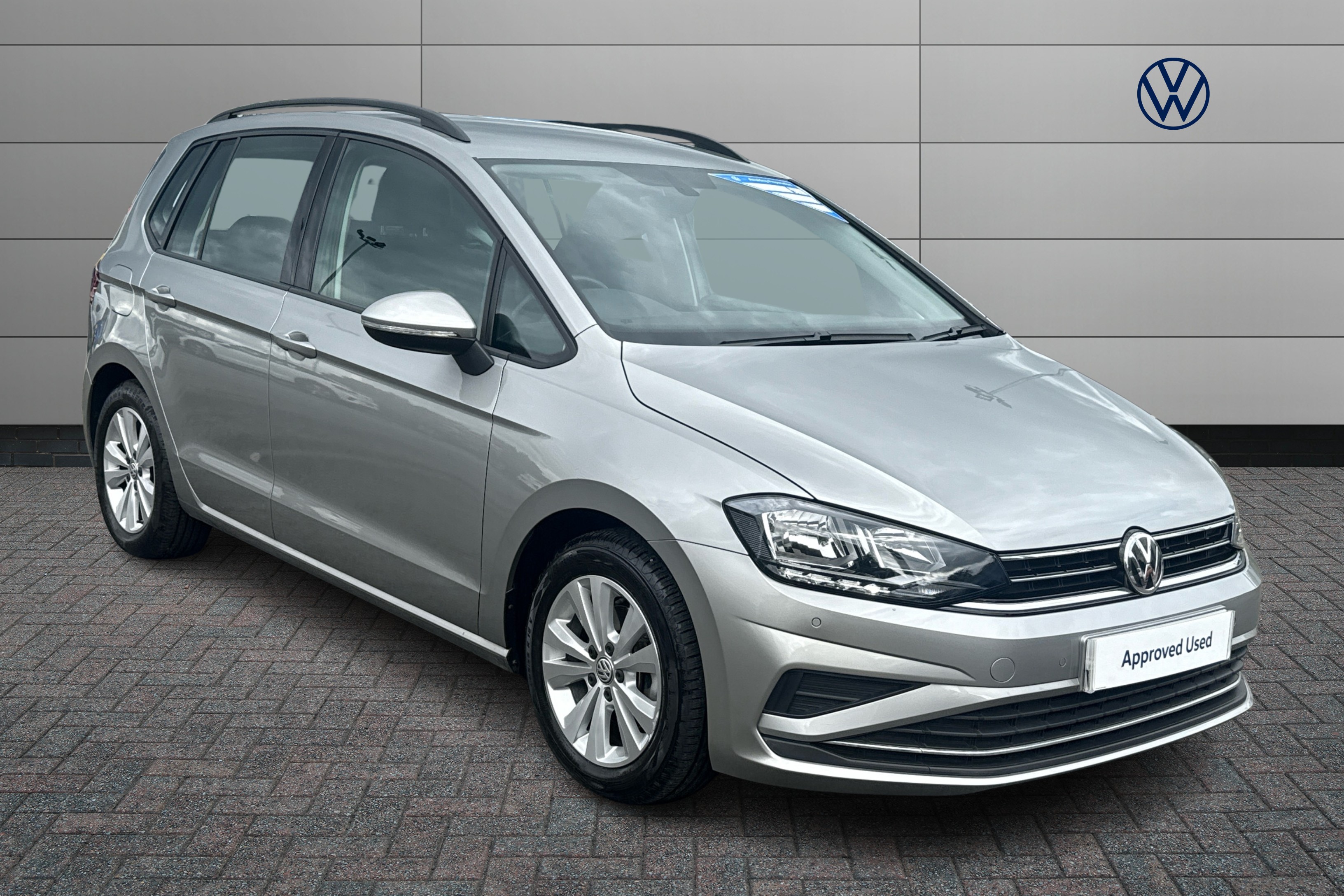 Main listing image - Volkswagen Golf SV