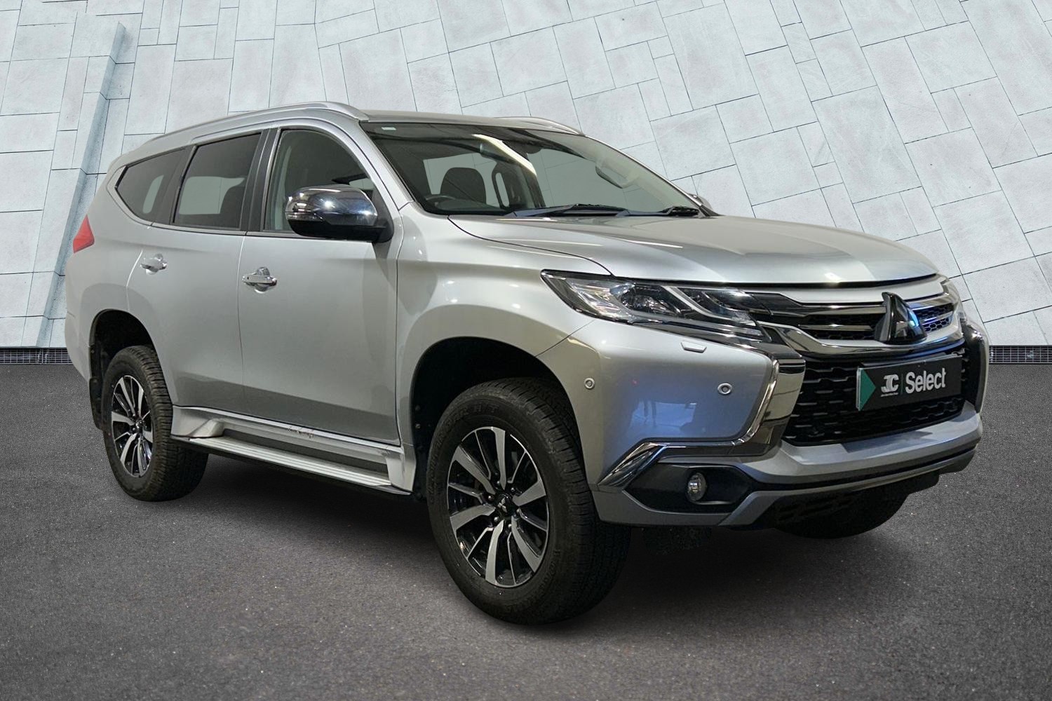 Main listing image - Mitsubishi Shogun Sport