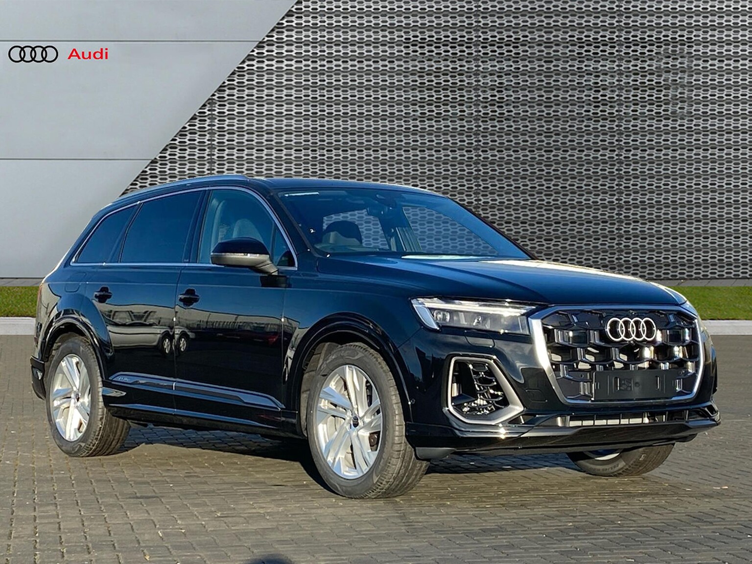 Main listing image - Audi Q7