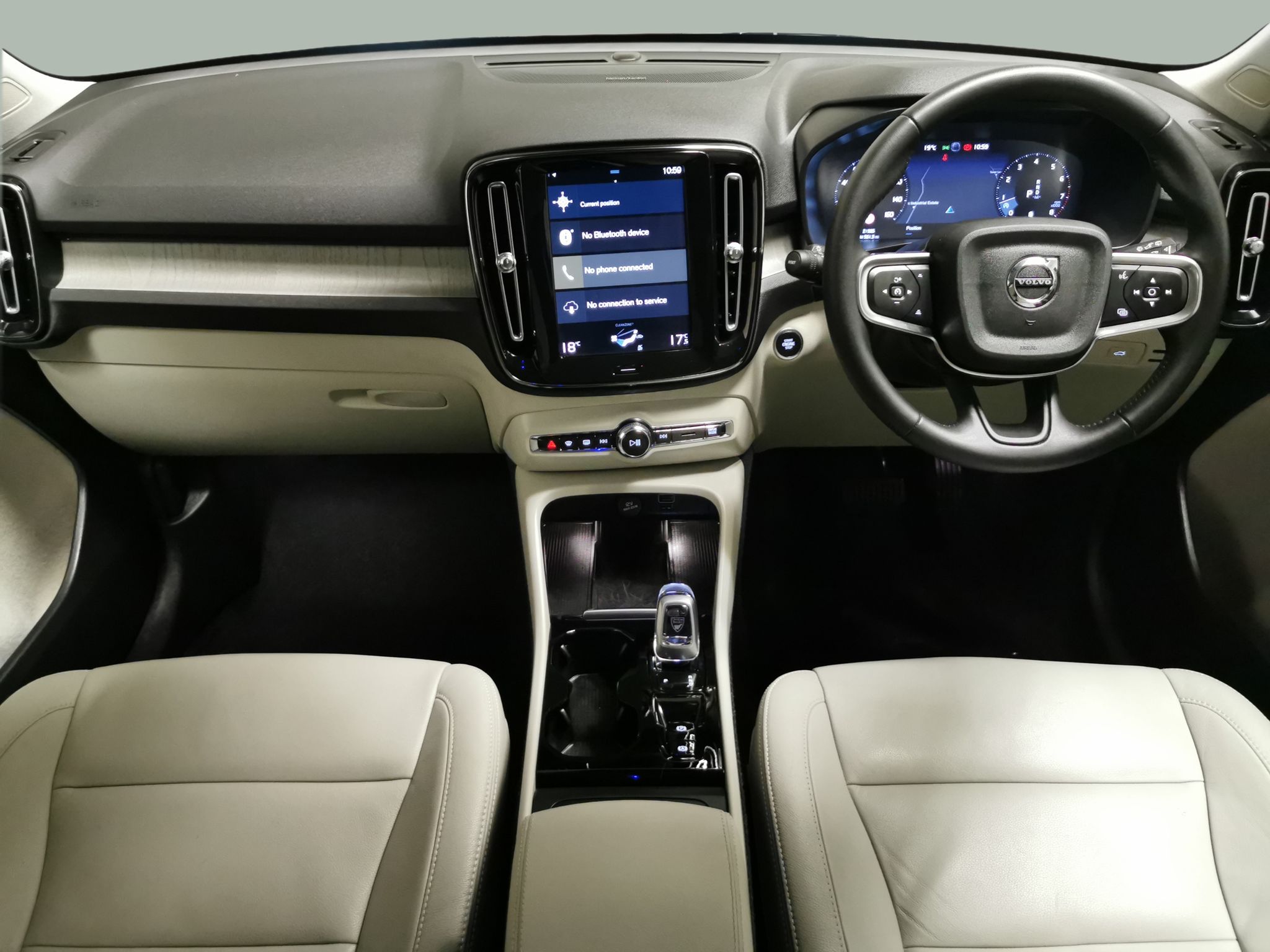 Main listing image - Volvo XC40
