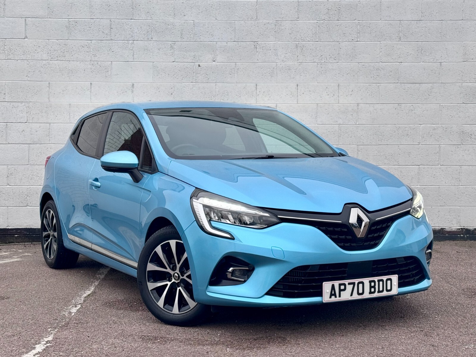 Main listing image - Renault Clio