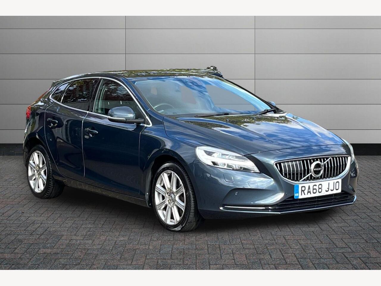 Main listing image - Volvo V40