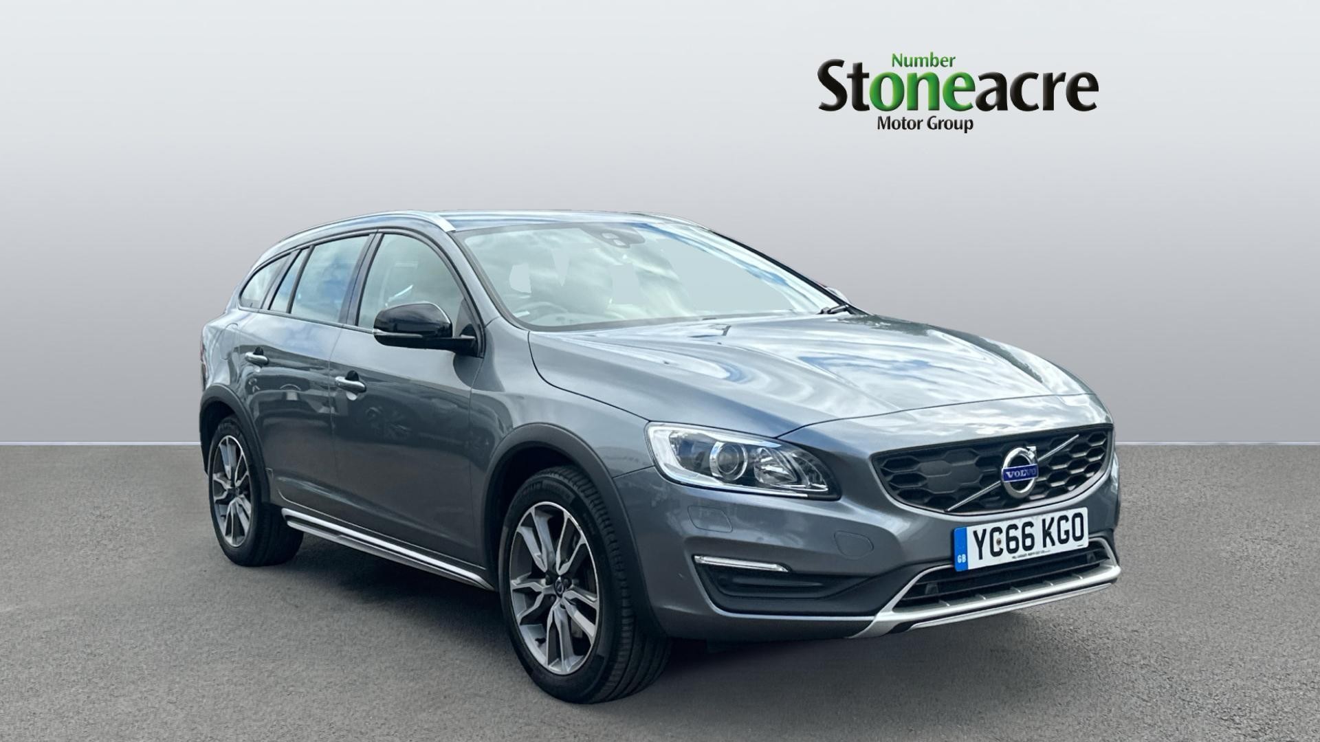 Main listing image - Volvo V60 Cross Country