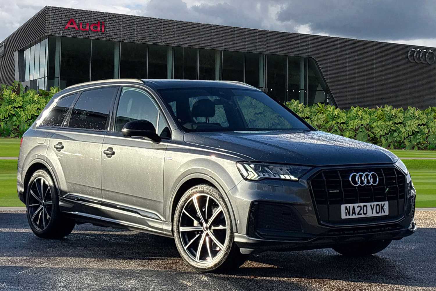 Main listing image - Audi Q7