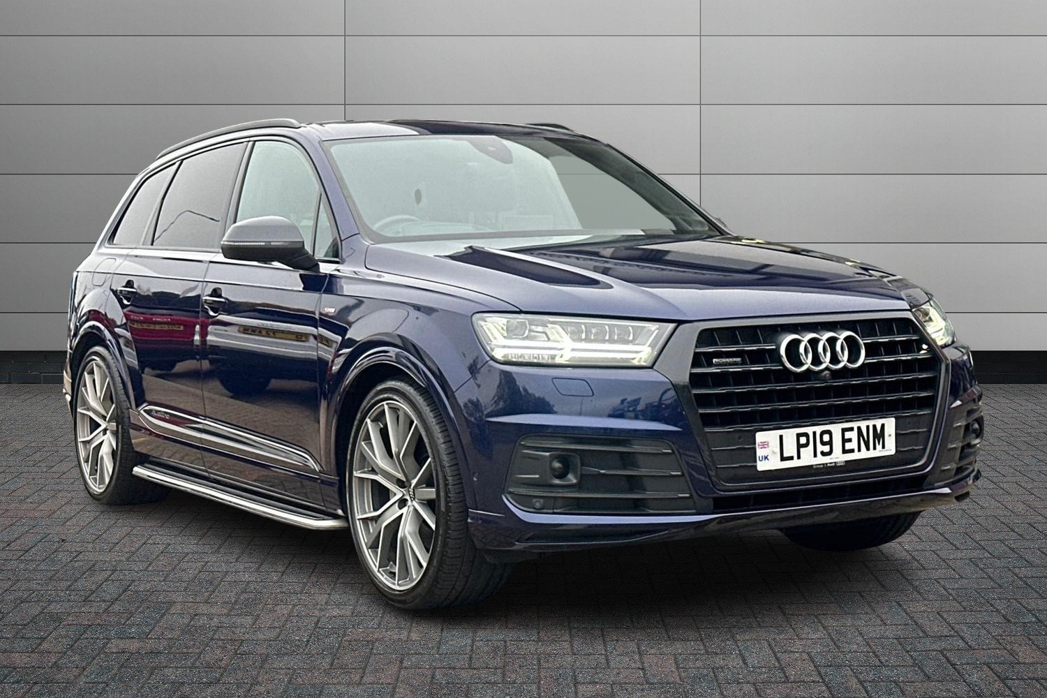 Main listing image - Audi Q7