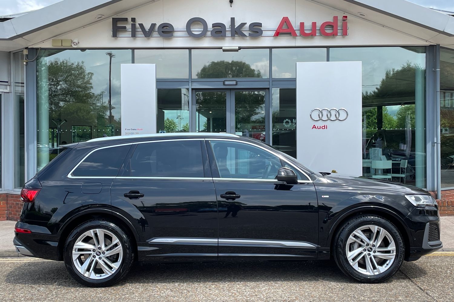 Main listing image - Audi Q7