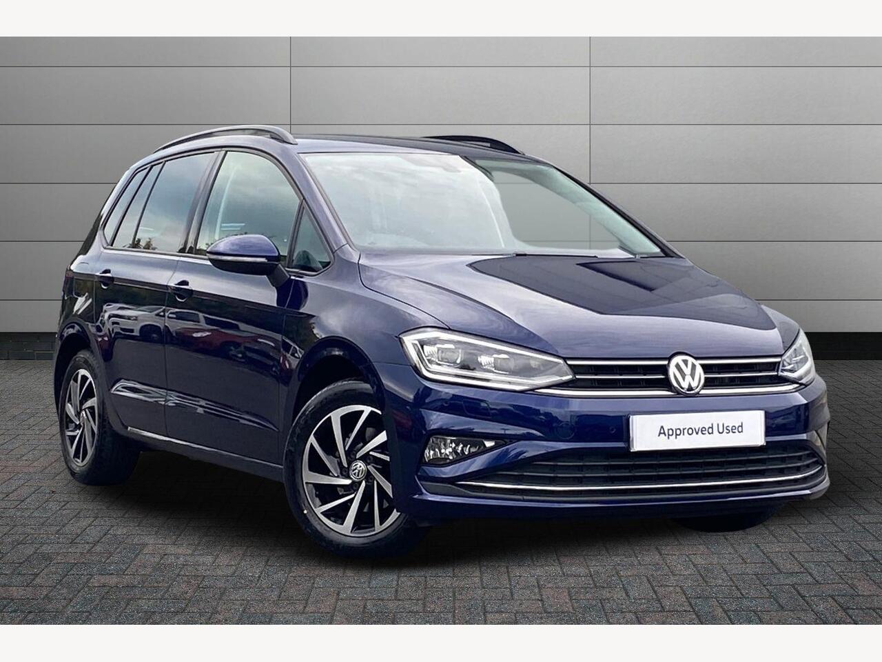 Main listing image - Volkswagen Golf SV