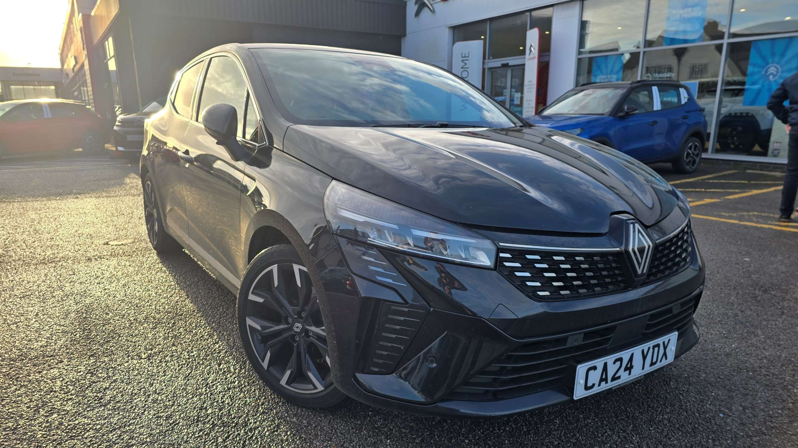 Main listing image - Renault Clio