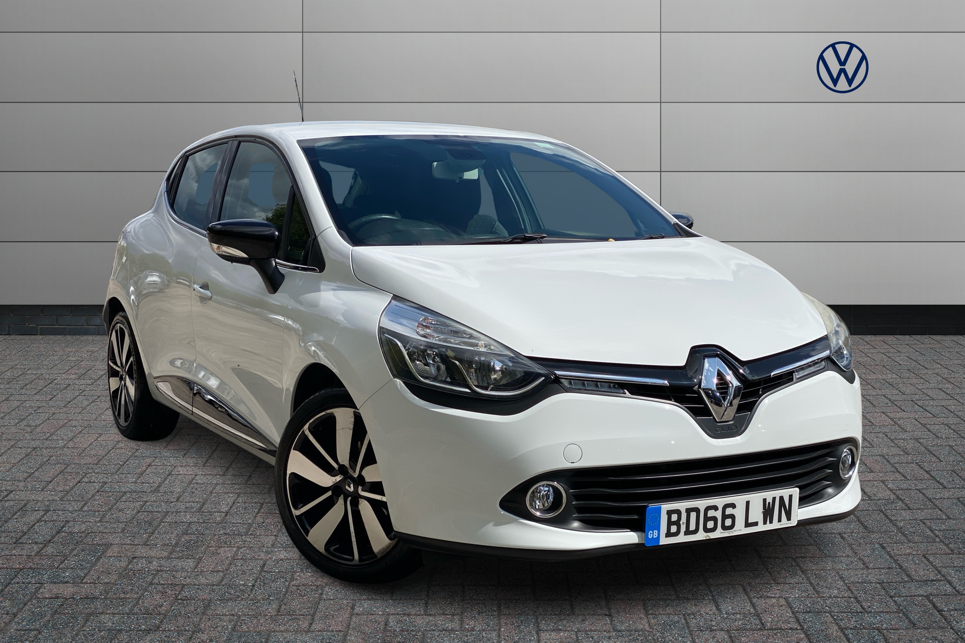 Main listing image - Renault Clio
