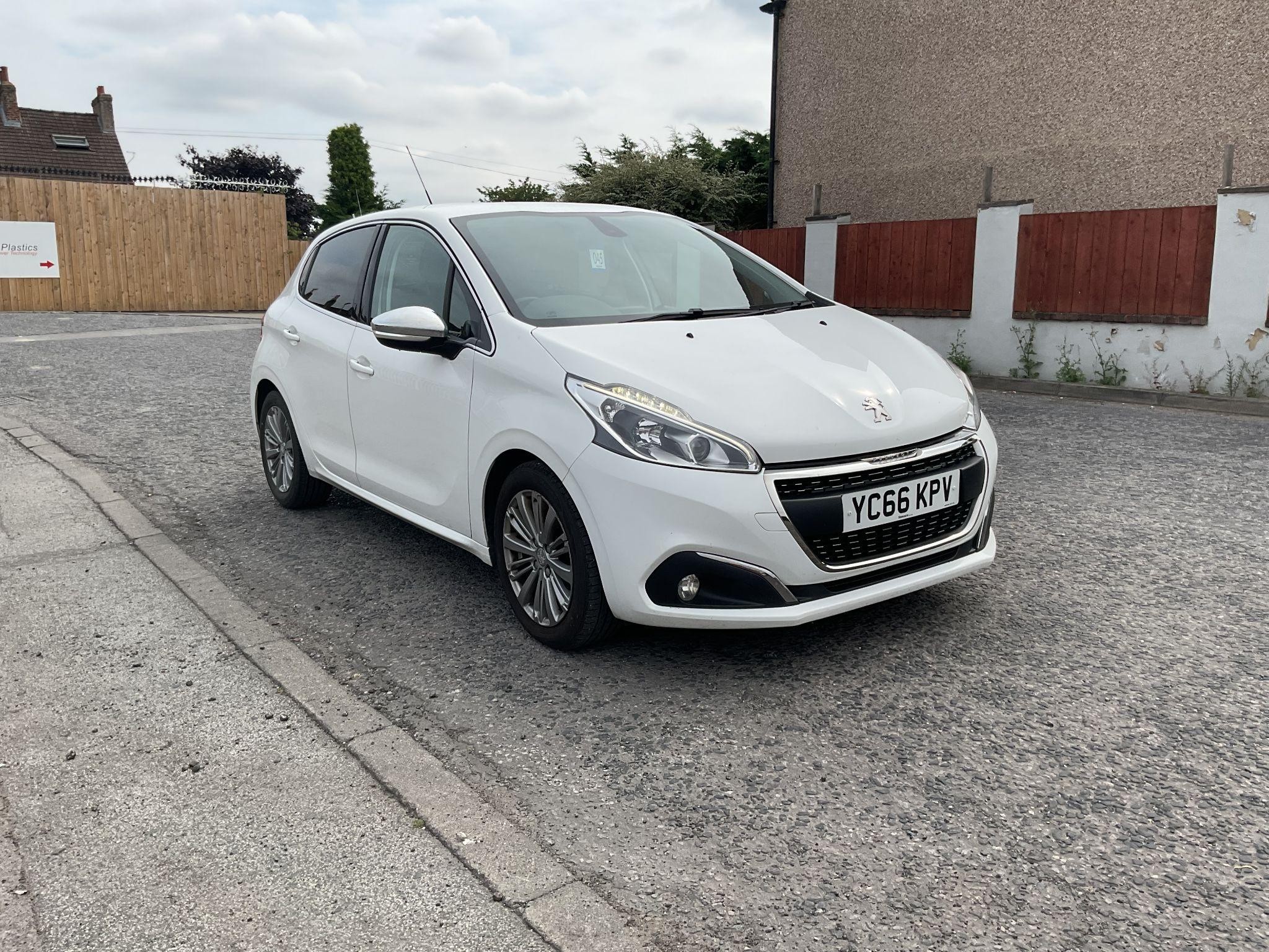 Main listing image - Peugeot 208