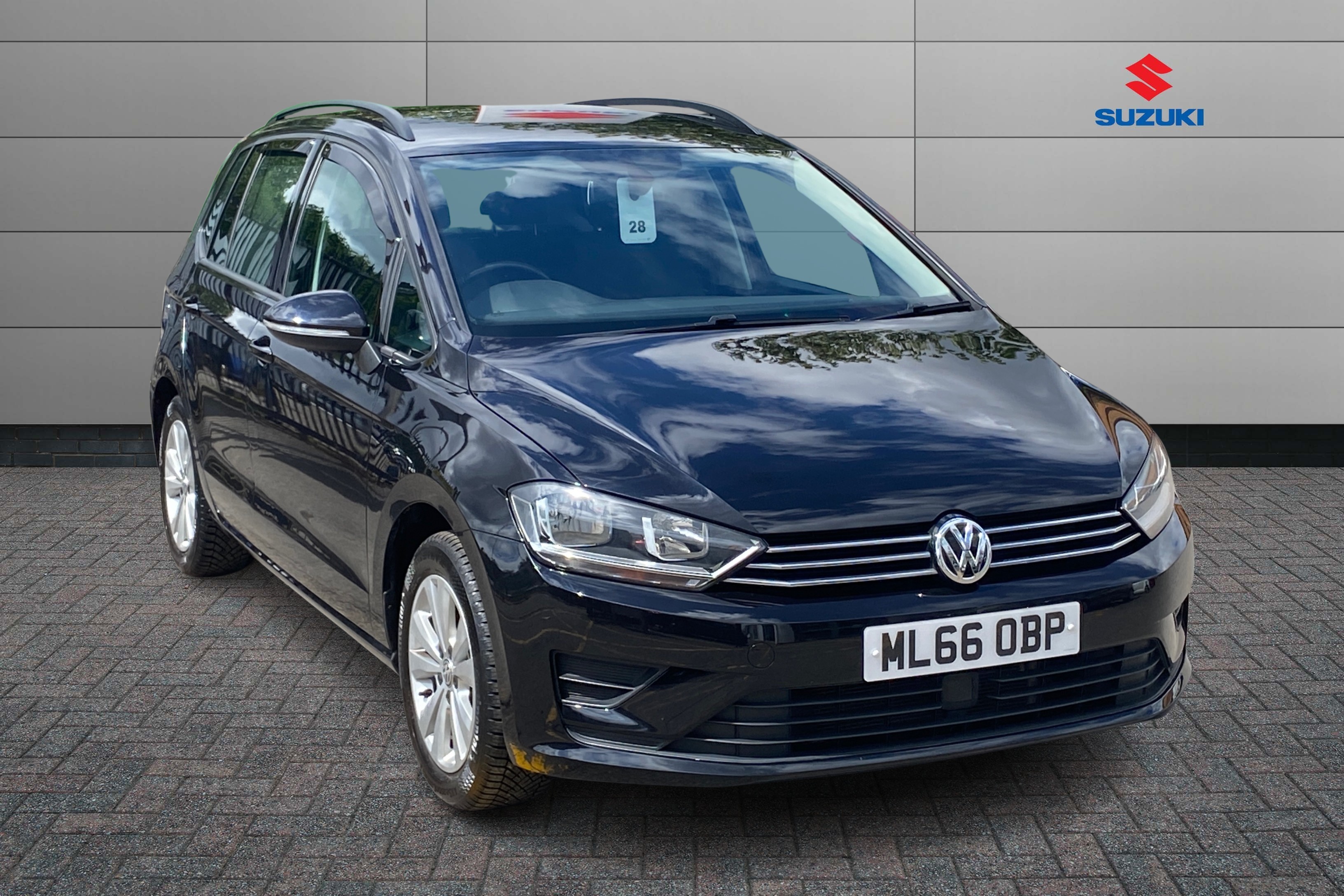 Main listing image - Volkswagen Golf SV