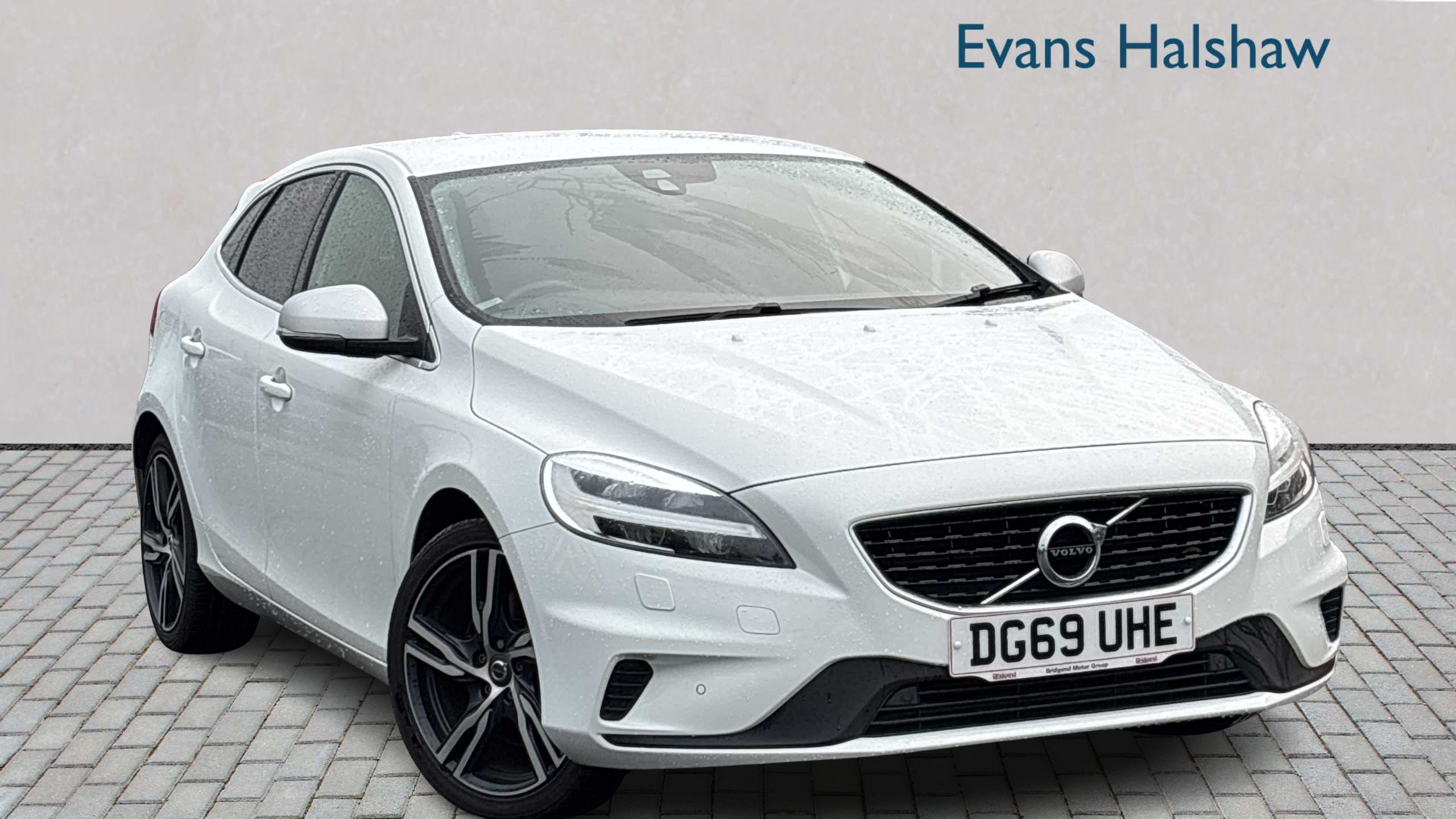 Main listing image - Volvo V40
