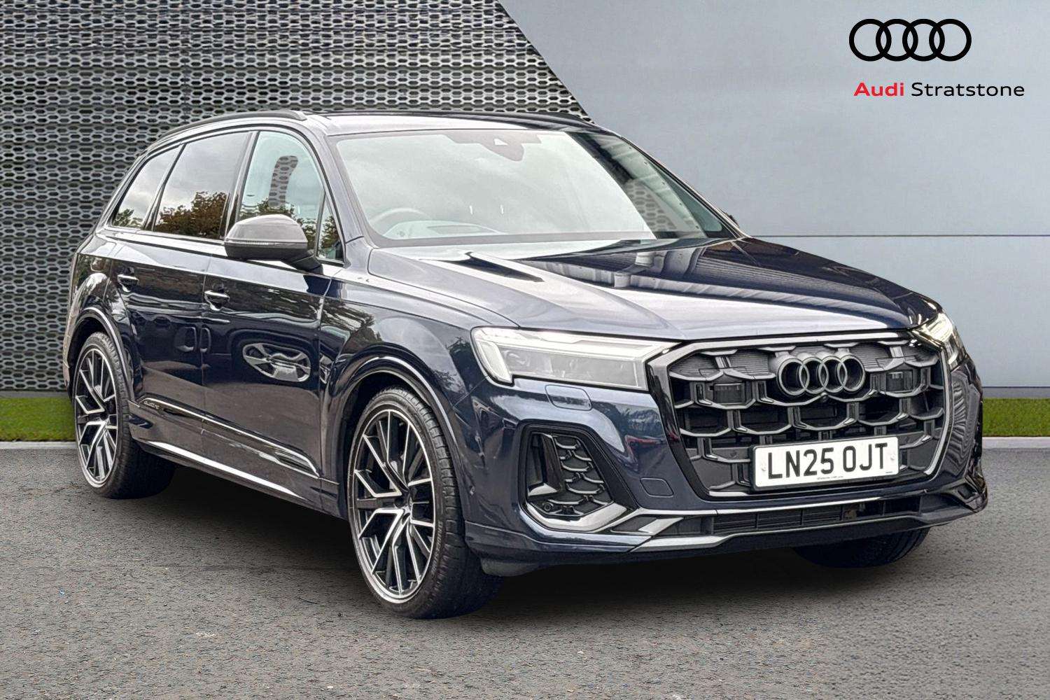 Main listing image - Audi Q7