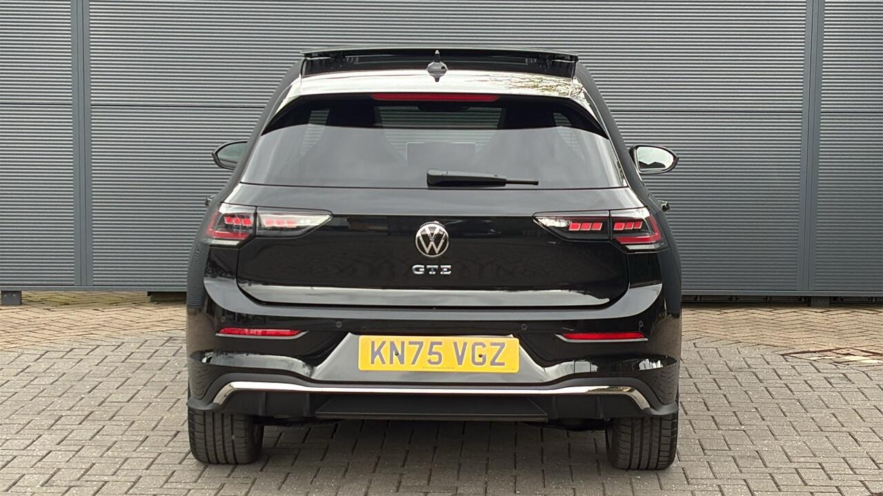 Main listing image - Volkswagen Golf GTE