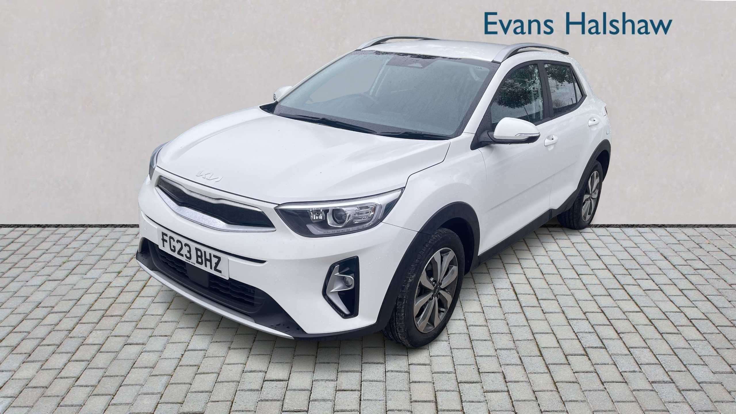 Main listing image - Kia Stonic