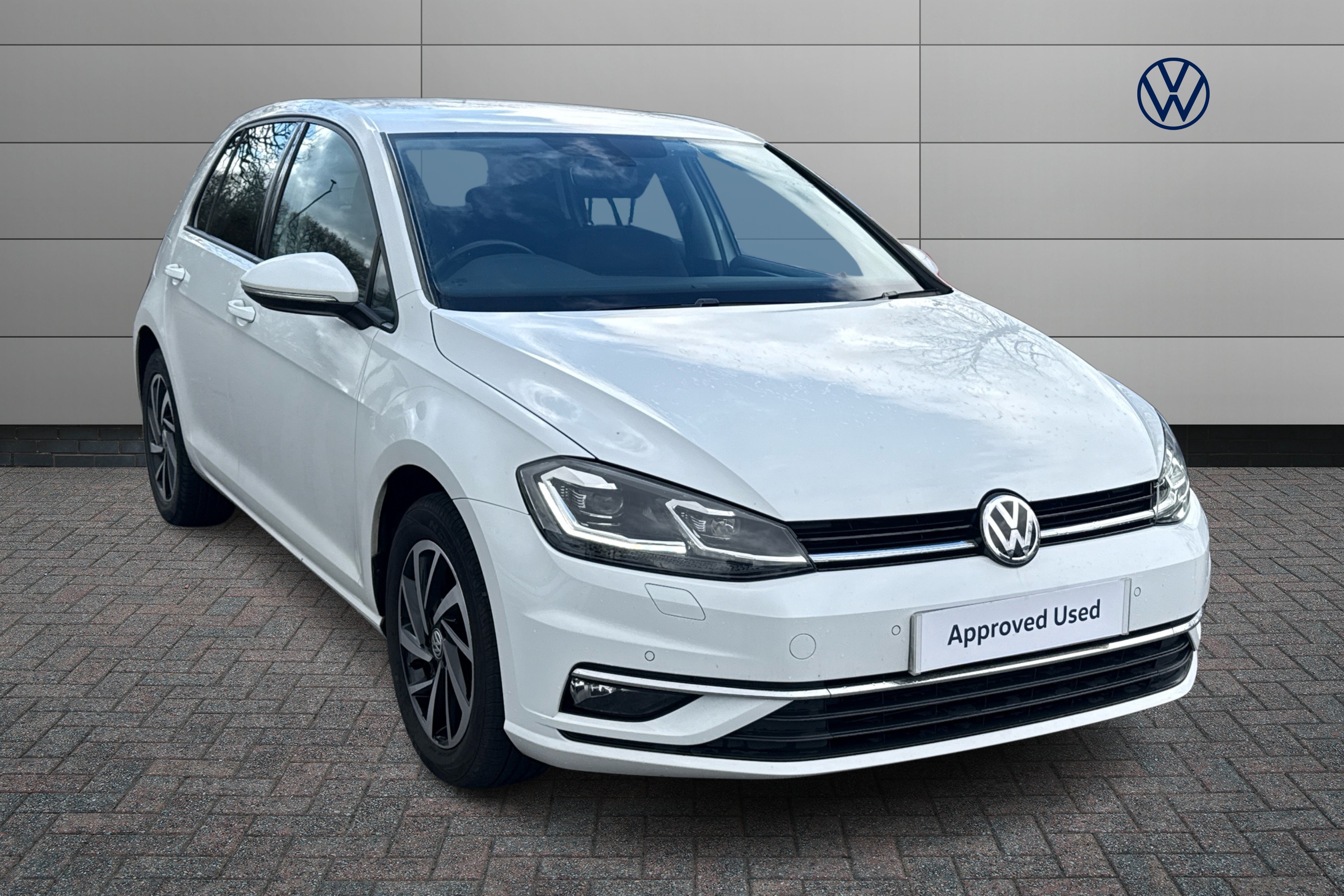 Main listing image - Volkswagen Golf